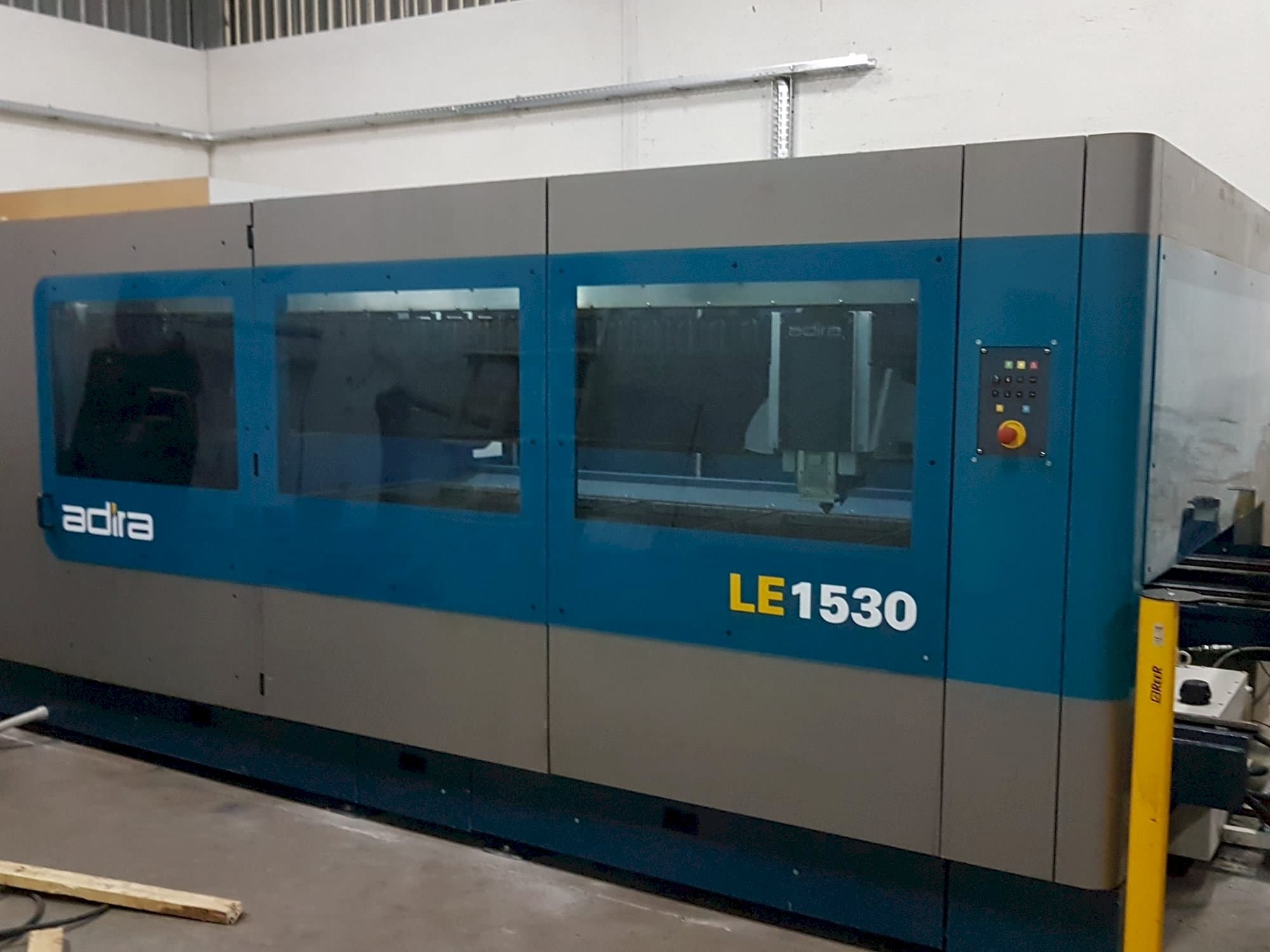 Vooraanzicht  van ADIRA Le1530  machine