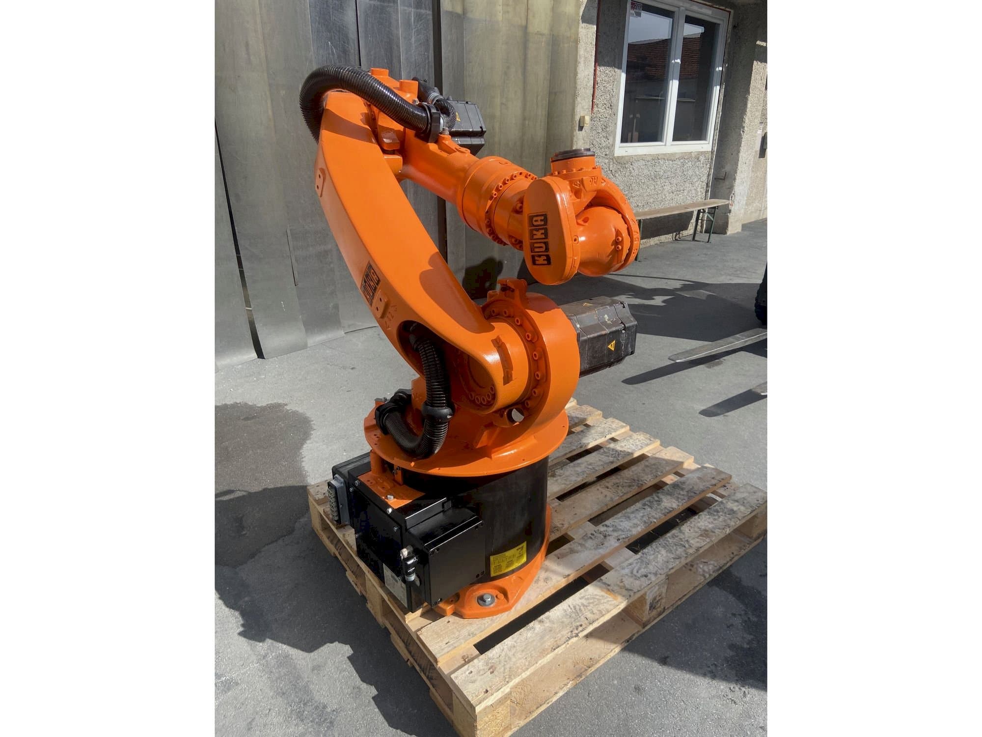Vooraanzicht  van KUKA Kr16  machine