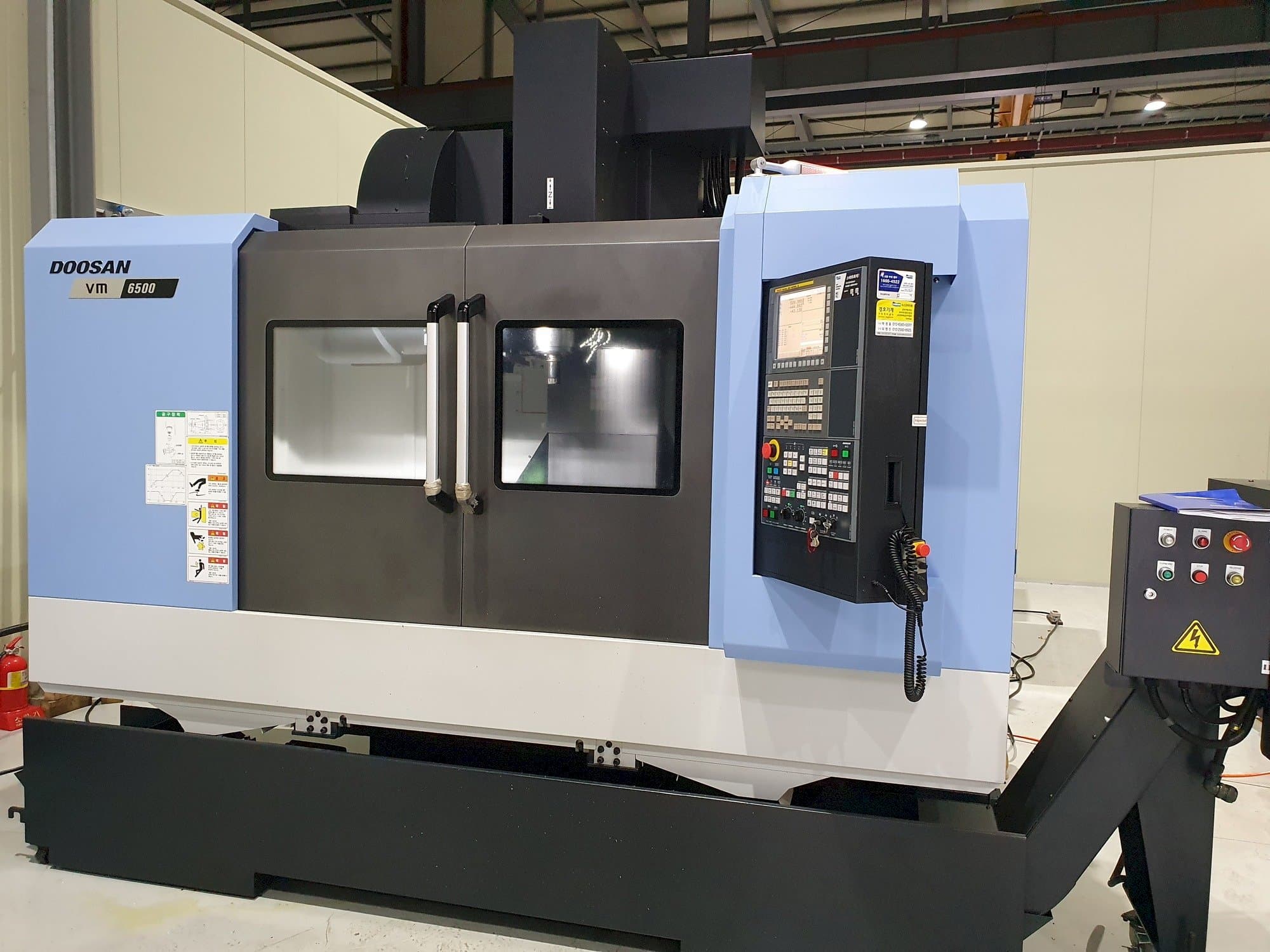 Vooraanzicht  van Doosan VM6500  machine