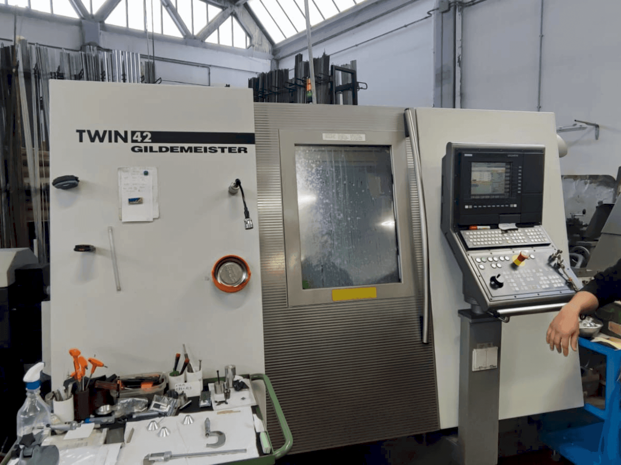 Vooraanzicht  van Gildemeister TWIN 42  machine