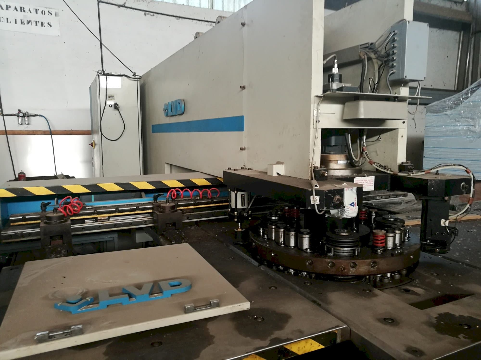 Links zicht  van LVD DELTA 1000 THIN  machine