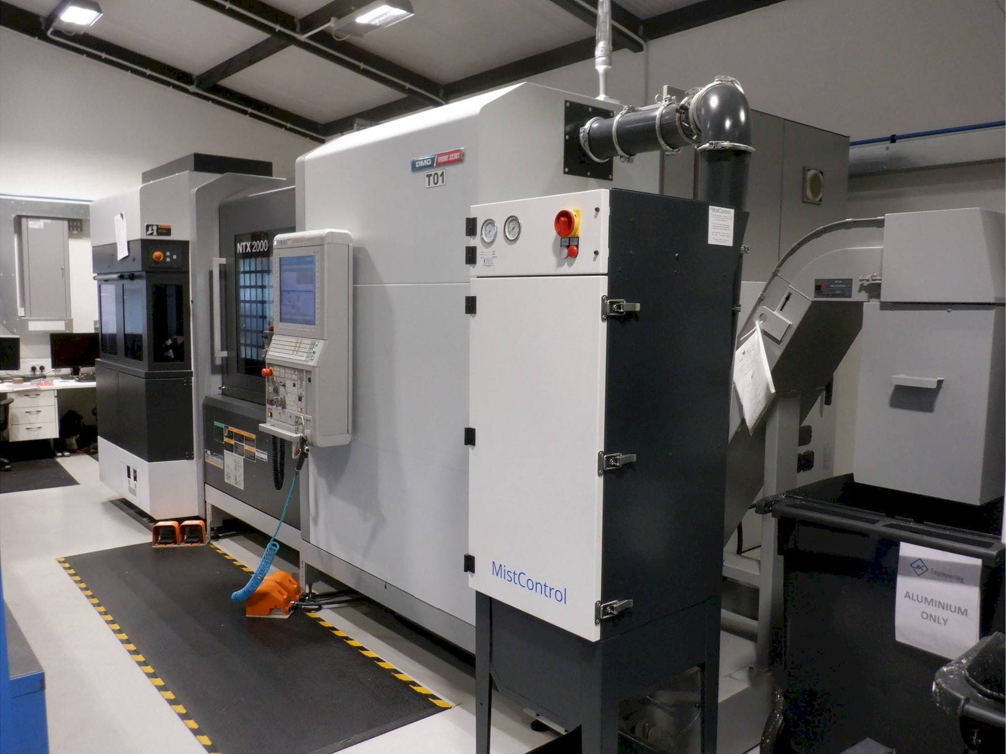 Vooraanzicht  van DMG MORI NTX 2000  machine