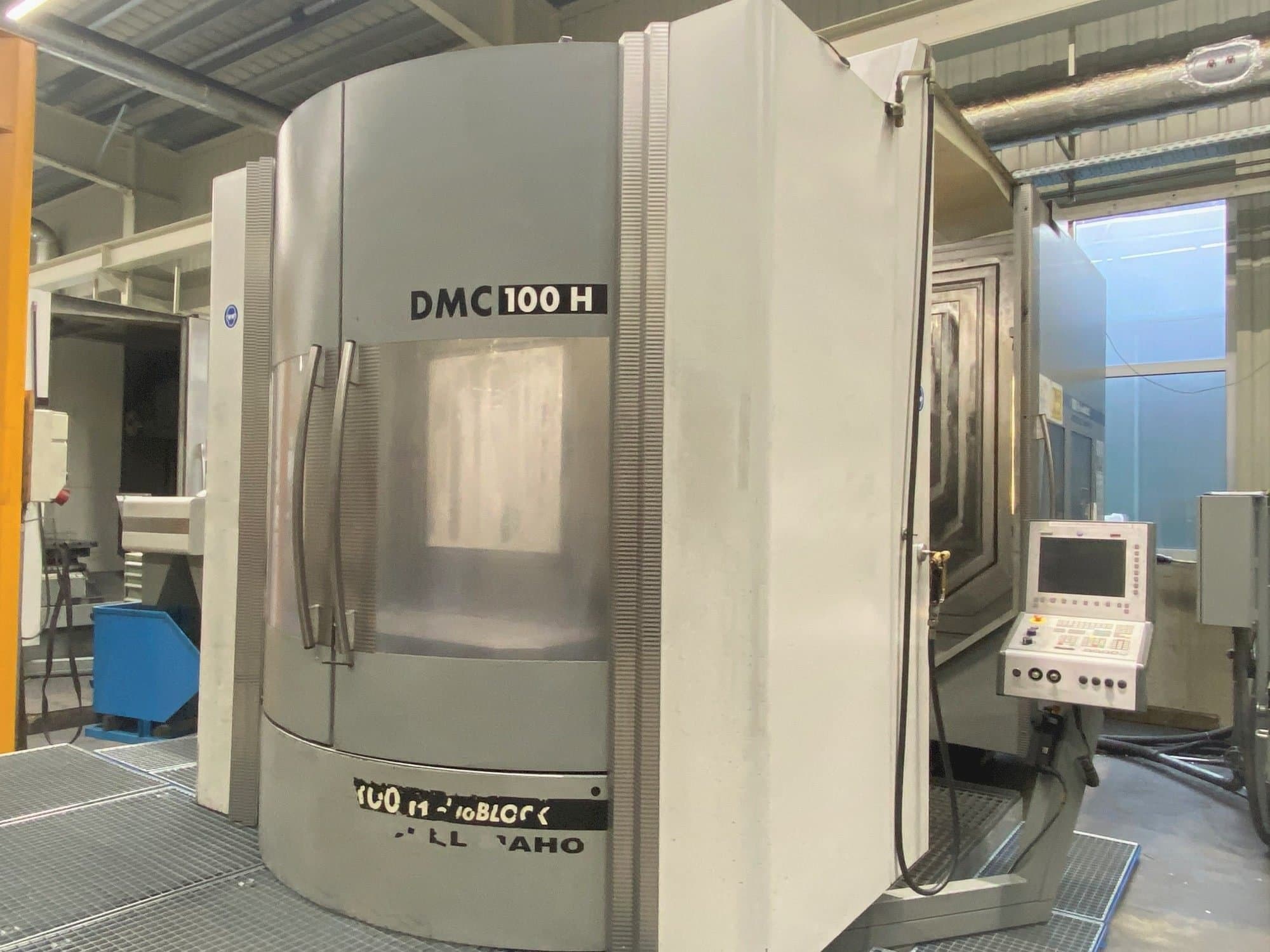 Vooraanzicht  van DECKEL MAHO DMC 100H duoBLOCK  machine