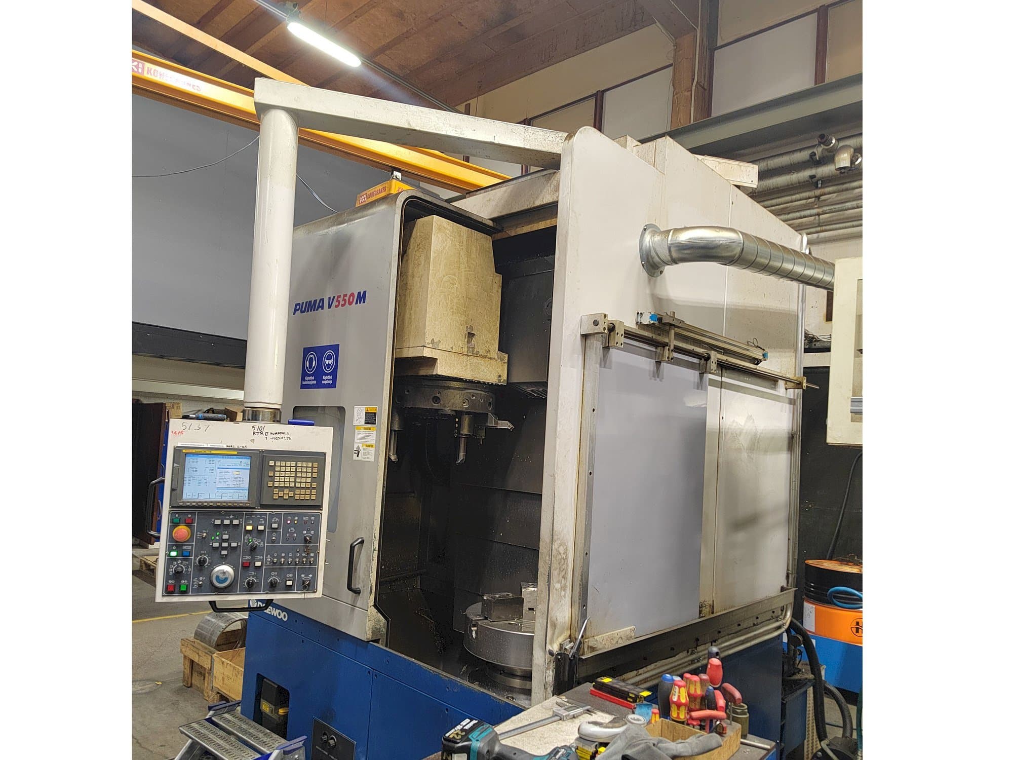 Vooraanzicht  van Doosan Puma V550M  machine