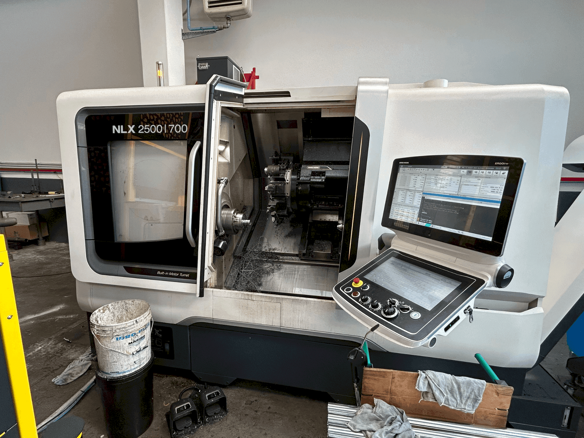 Vooraanzicht  van DMG MORI NLX 2500 Y / 700  machine