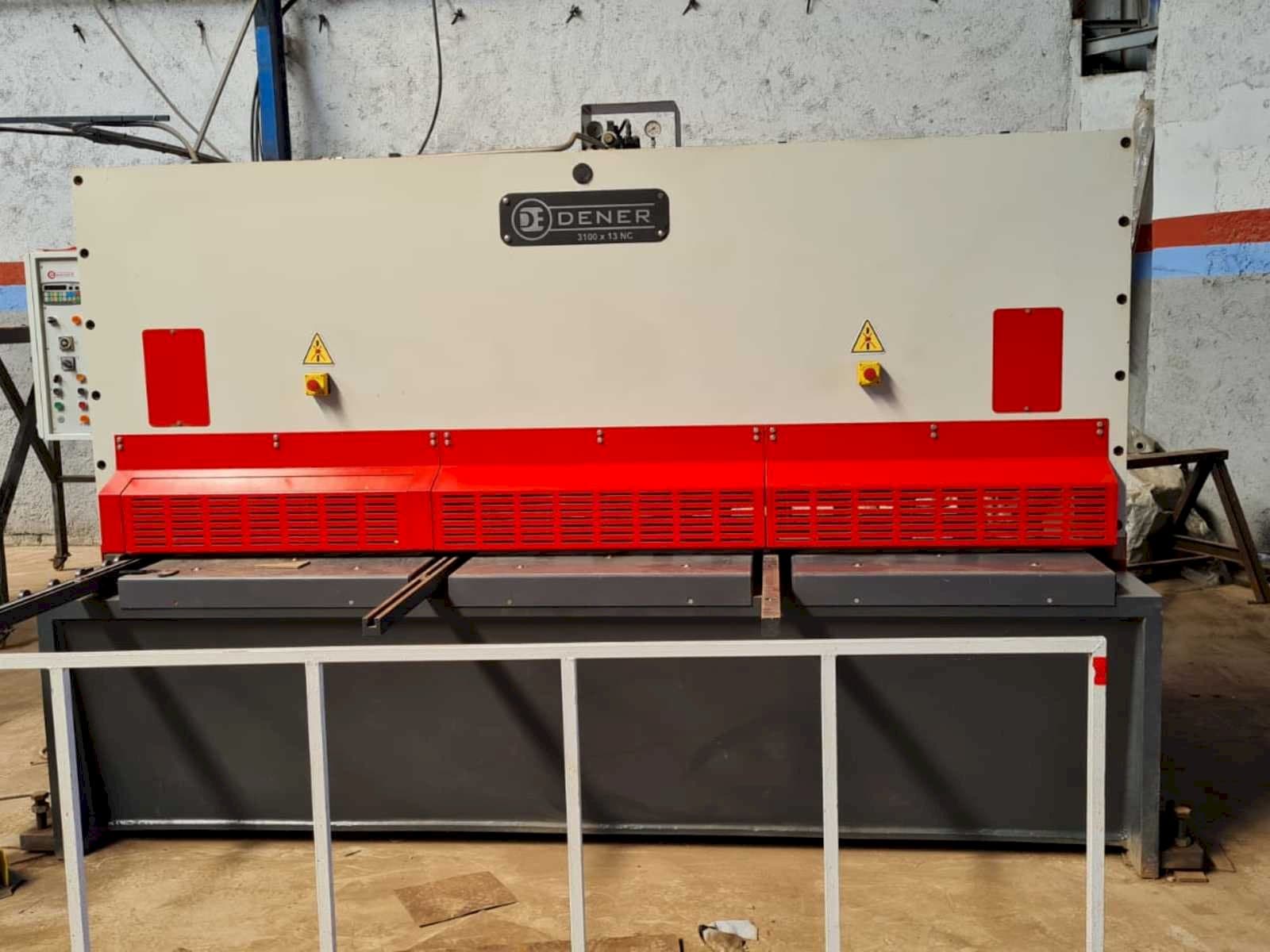 Vooraanzicht van DENER BS 3013 machine