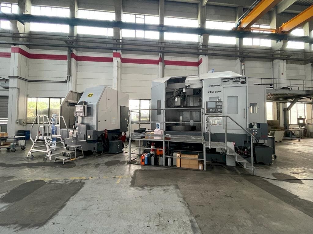 Vooraanzicht  van Okuma VTM-200 1ST  machine
