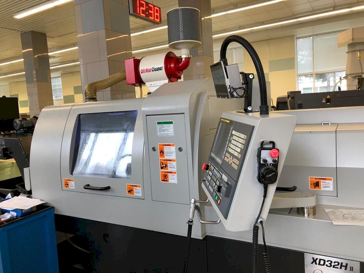 Vooraanzicht van Hanwha XD32H II machine