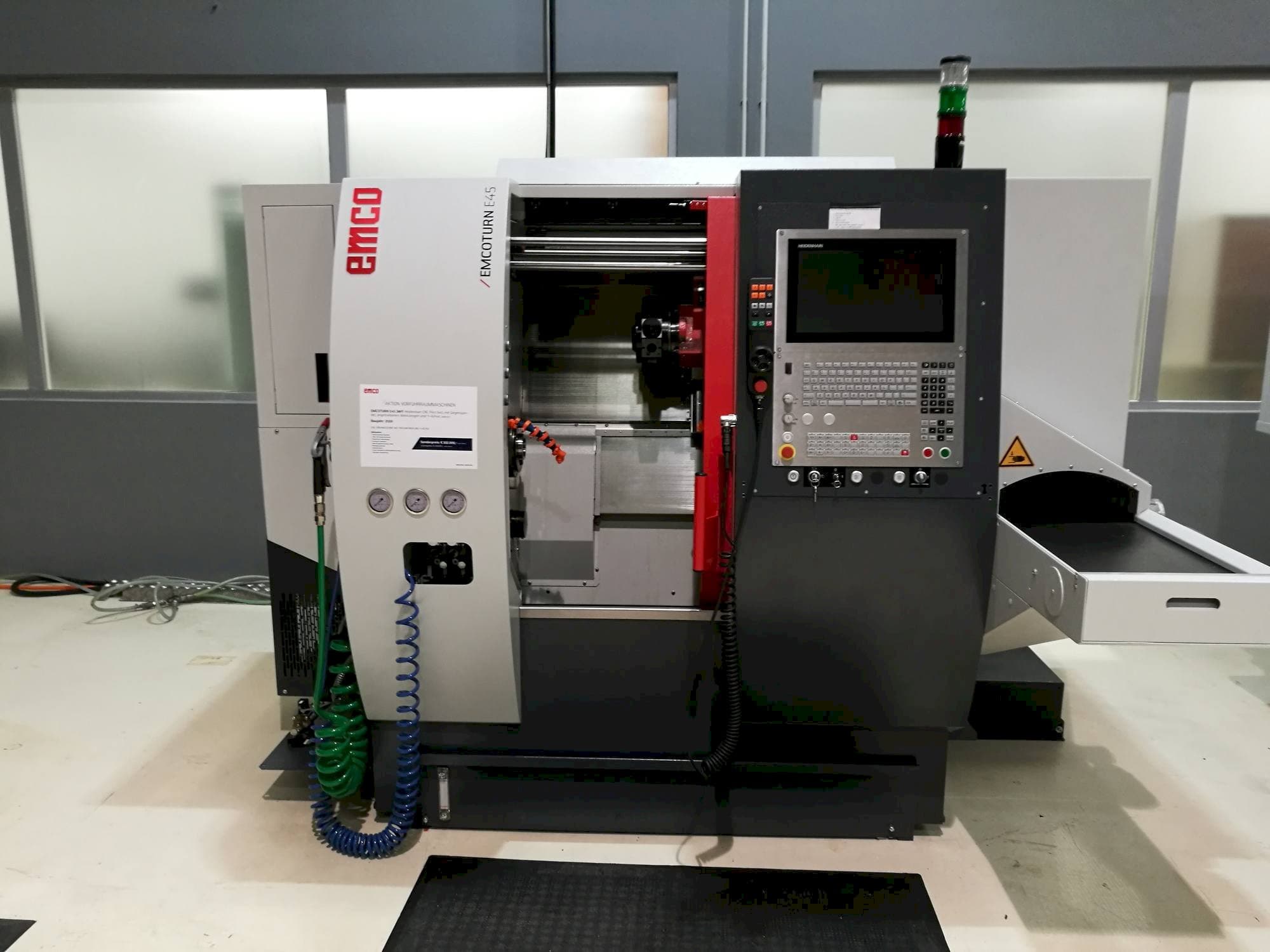 Vooraanzicht  van EMCO E45 SMY  machine