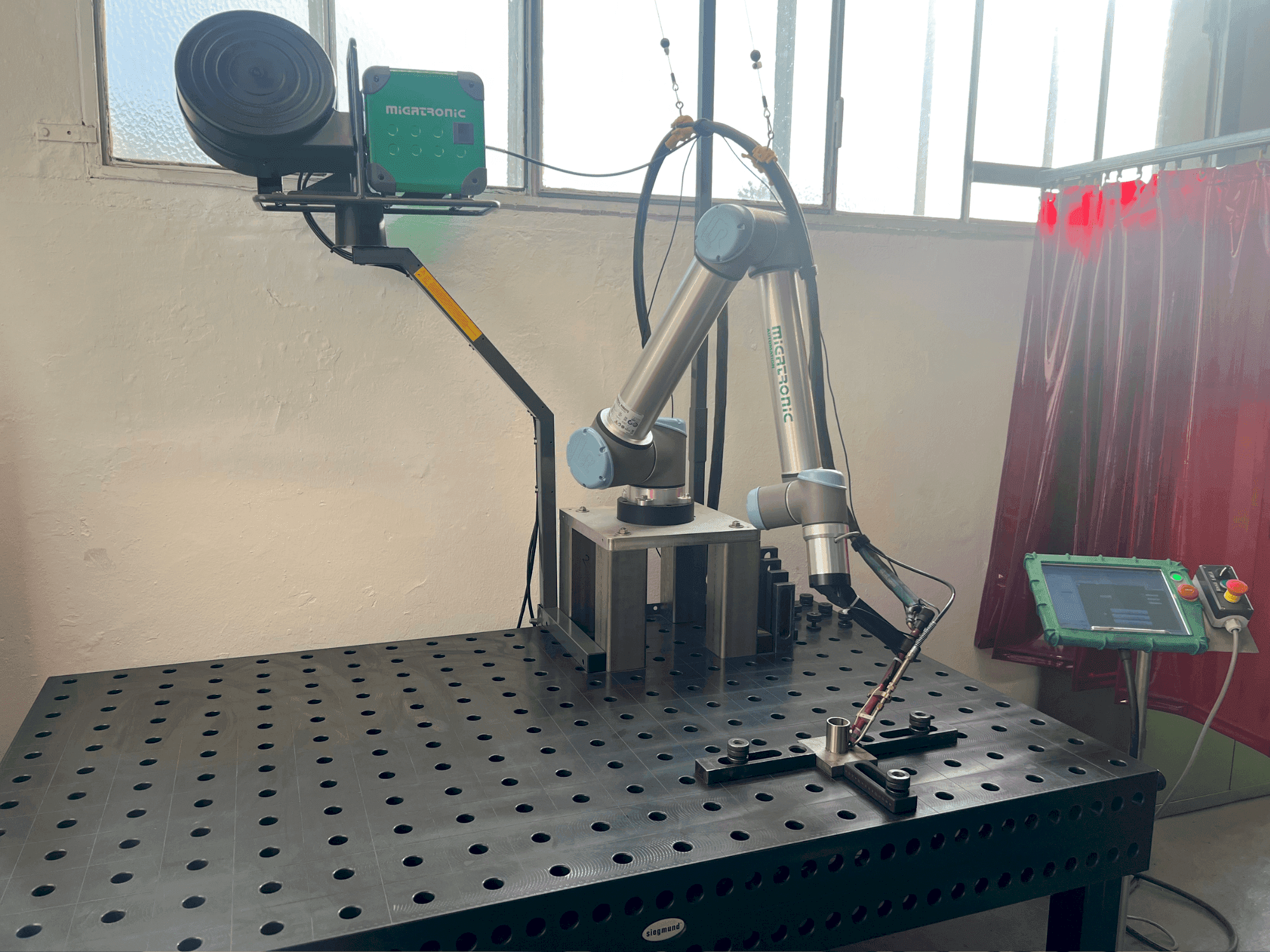 Vooraanzicht  van MIGATRONIC PI 350 AC/DC  machine