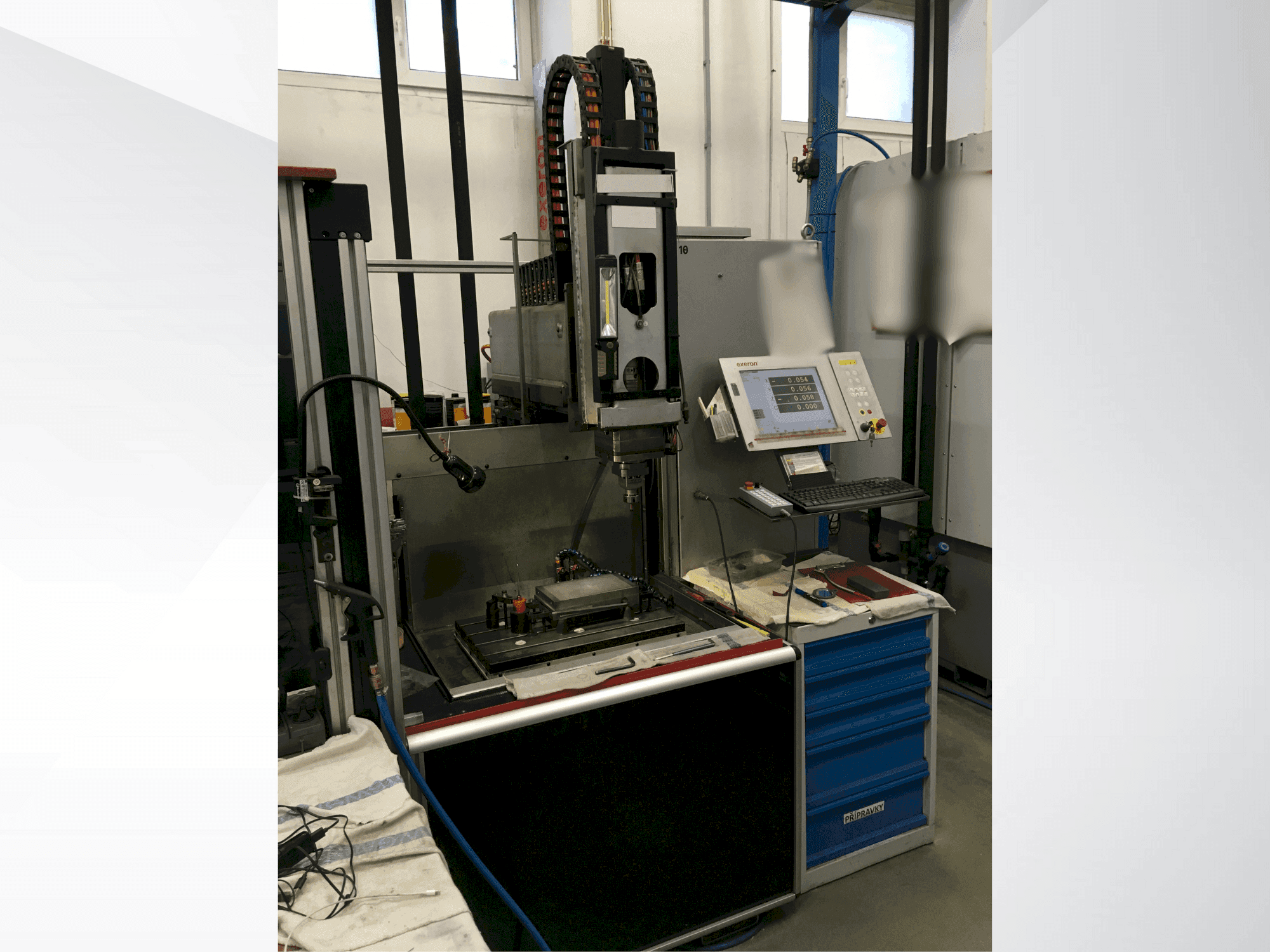 Vooraanzicht  van Exeron EDM 310 MF20  machine