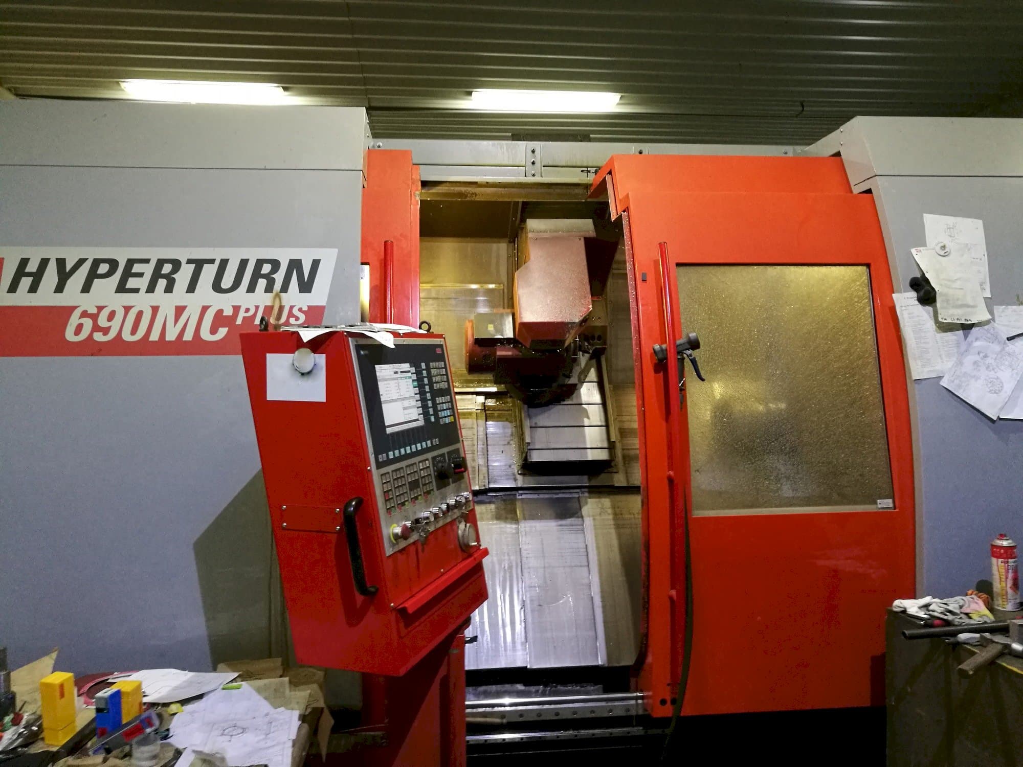 Vooraanzicht  van EMCO Hyperturn 690MC Plus B  machine