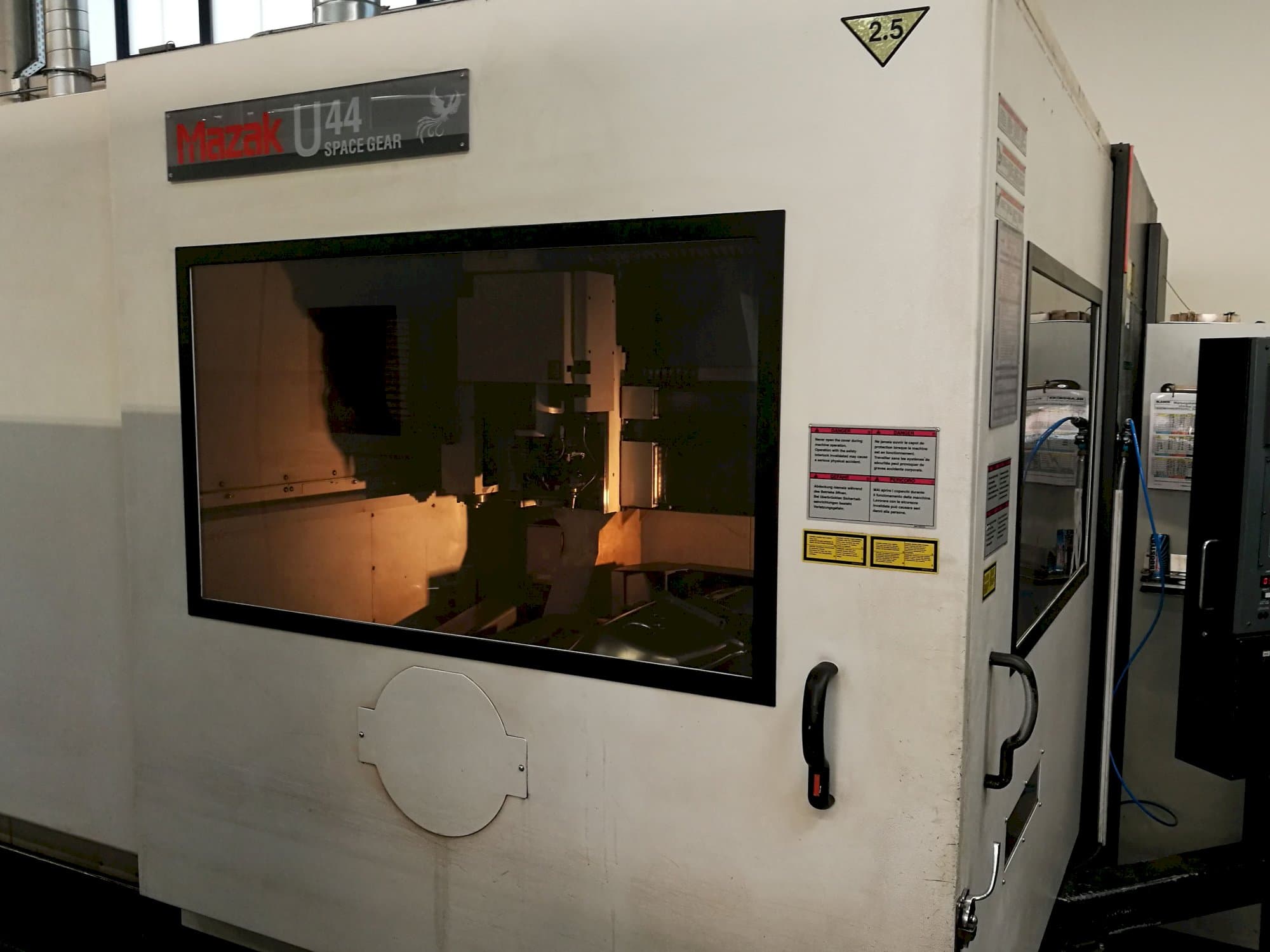 Links zicht  van Mazak Space Gear-U44 machine