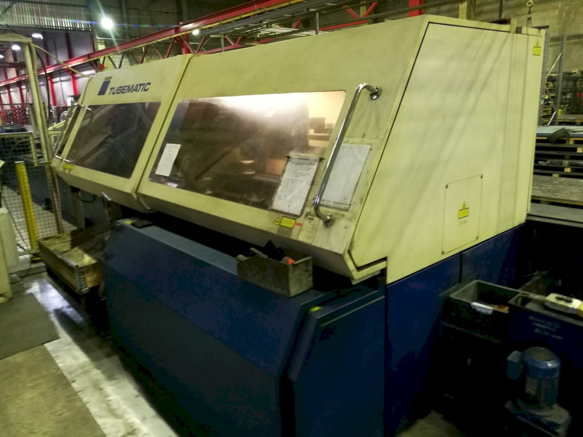 Rechts zijaanzicht  van Trumpf Tubematic  machine