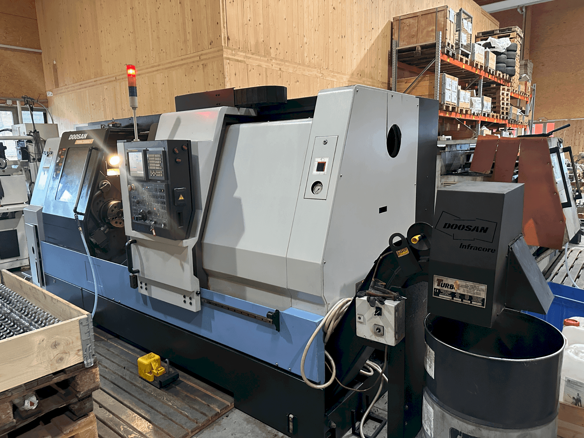 Vooraanzicht  van DOOSAN Puma 2500XLY  machine