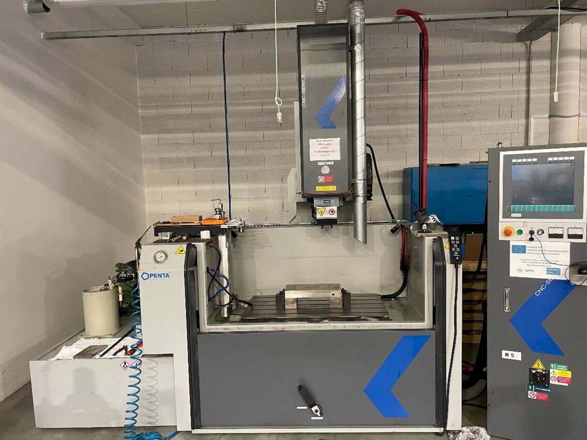 Vooraanzicht  van PENTA 650G CNC  machine