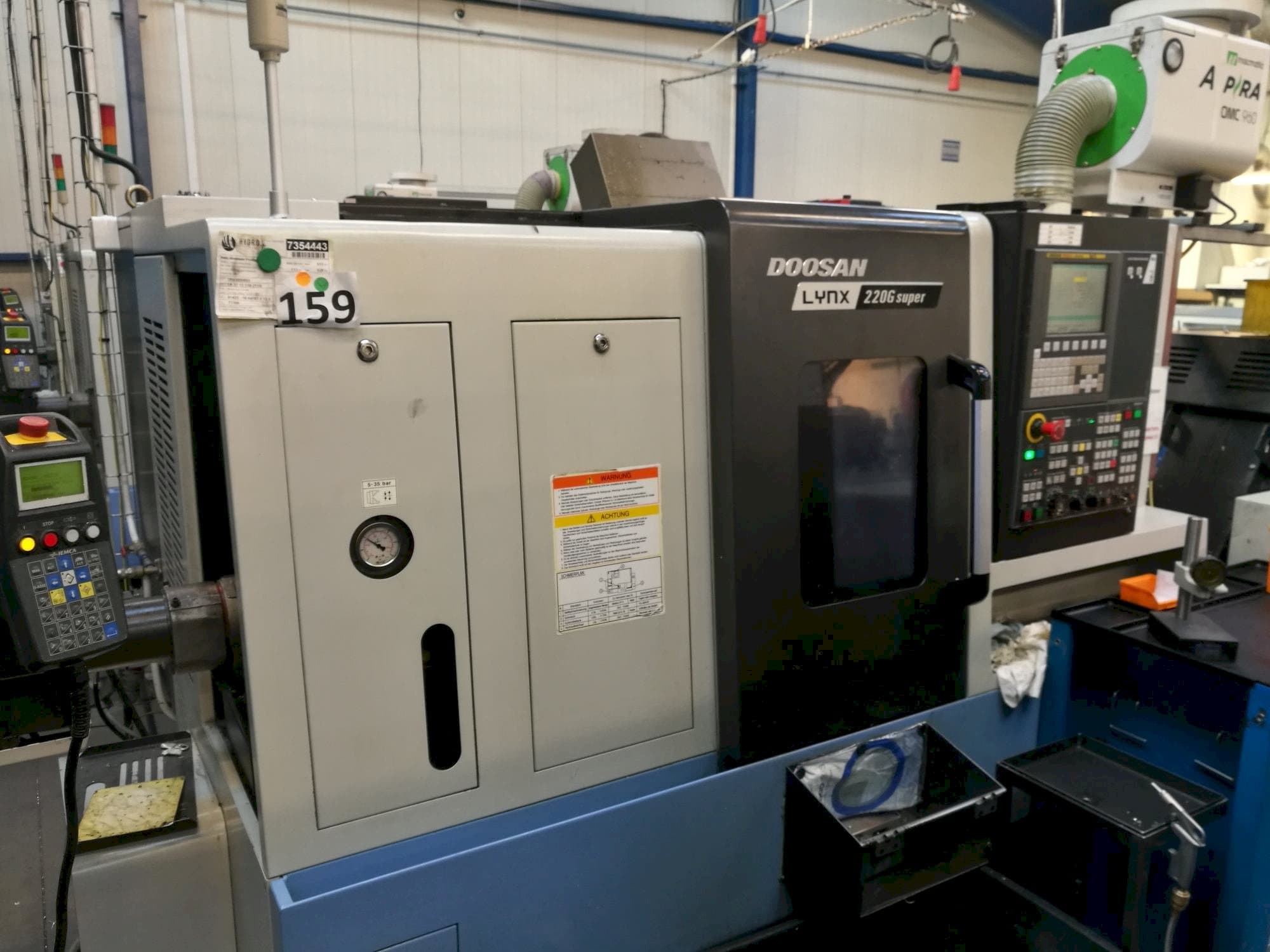 Links zicht  van Doosan Lynx 220GA  machine