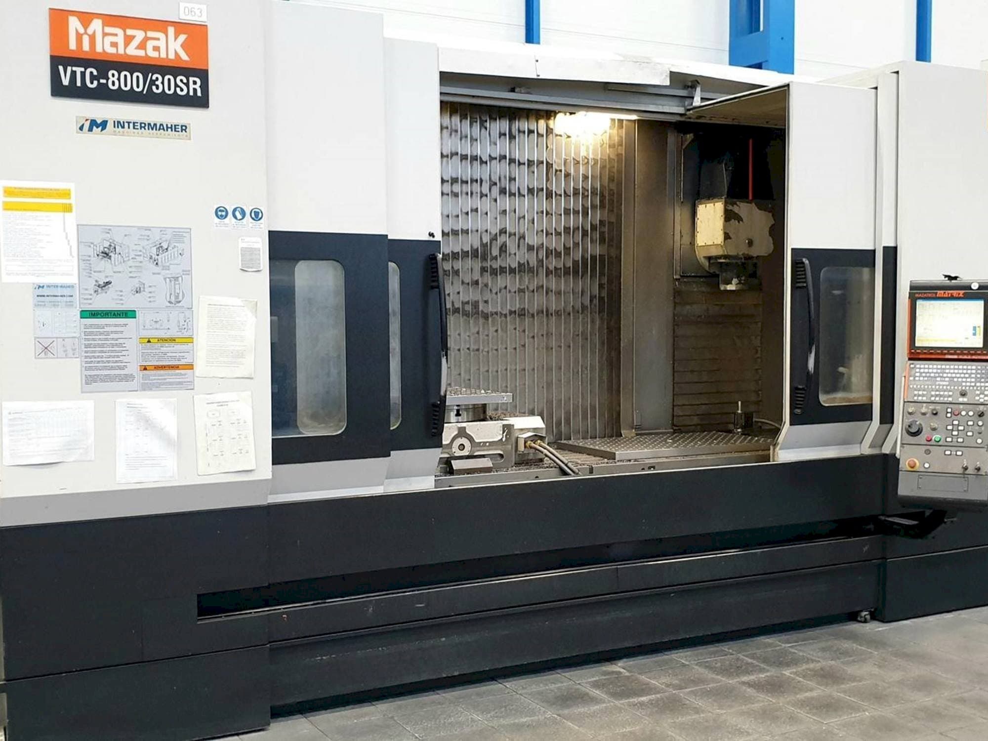 Vooraanzicht  van Mazak VTC-800/30SR  machine