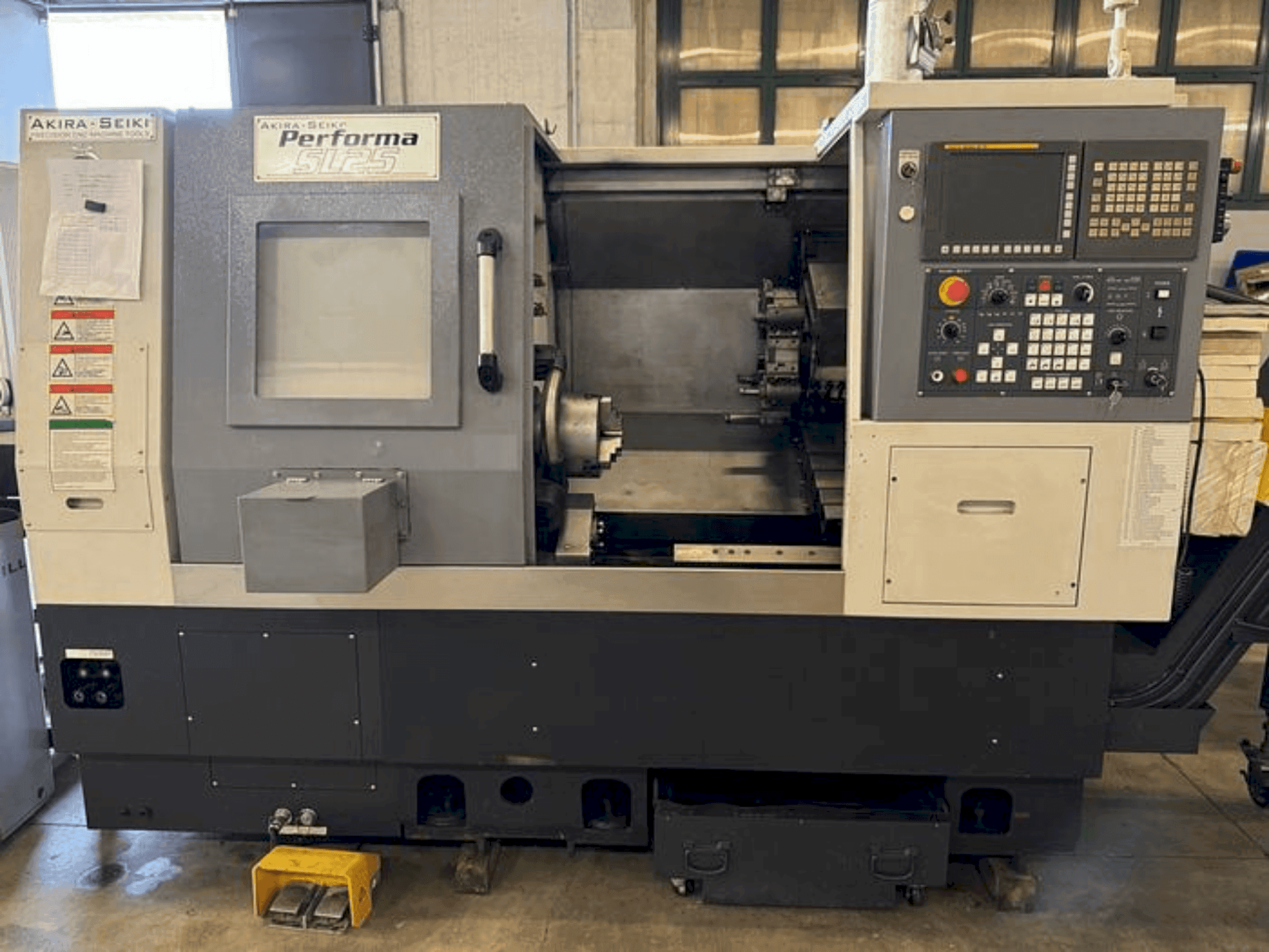 Vooraanzicht  van Akira Seiki Performa SL25  machine