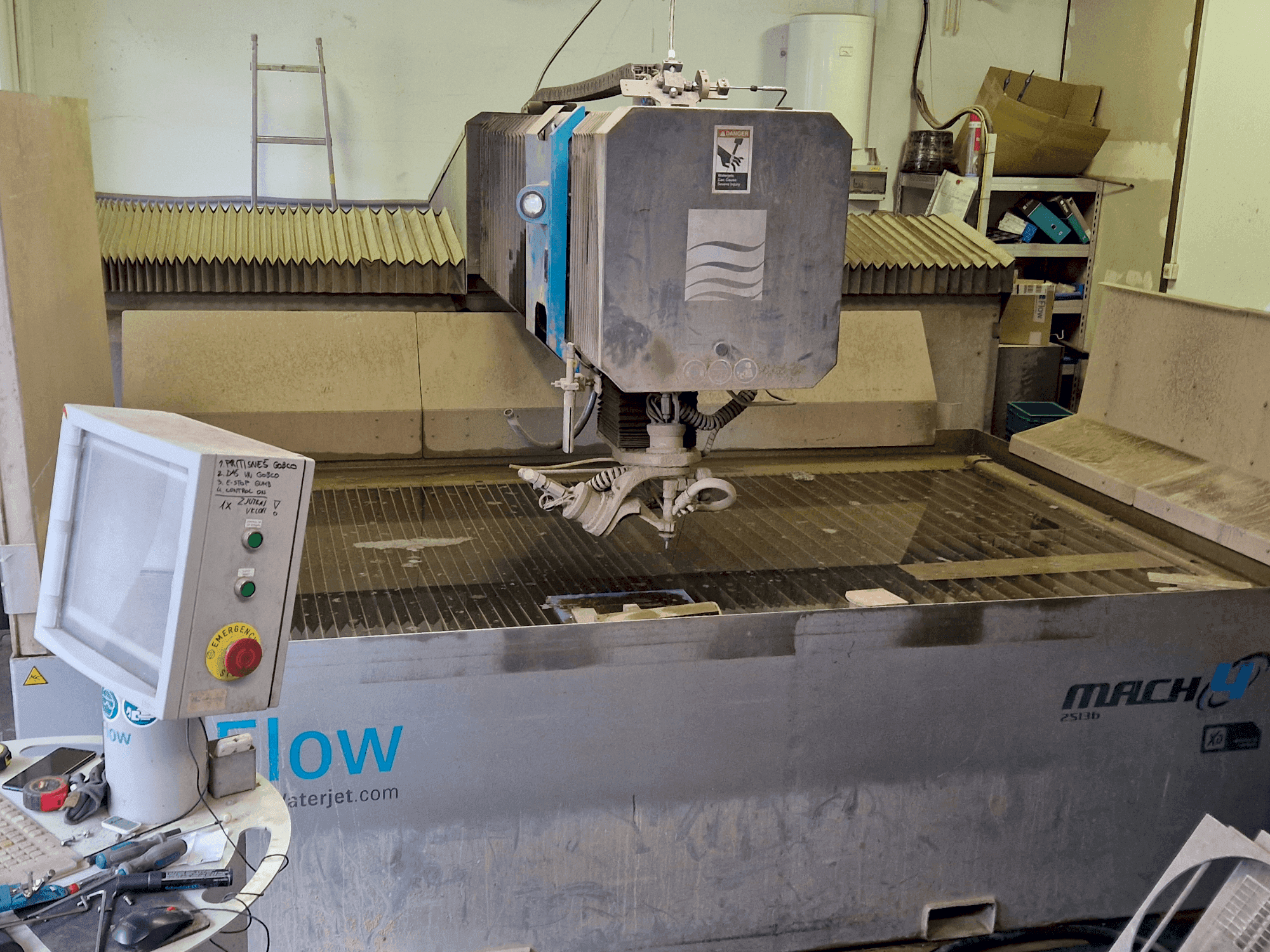 Vooraanzicht  van Flow Mach 4 B  machine