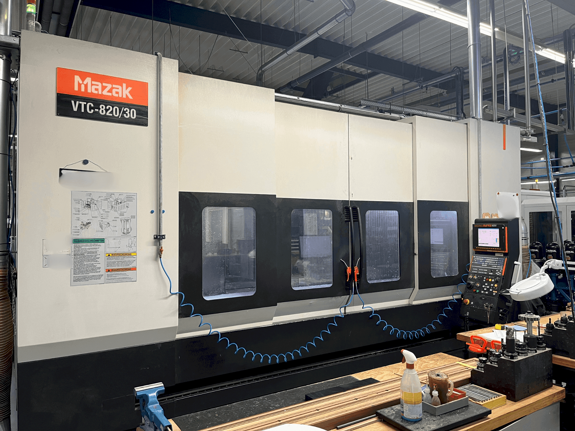 Vooraanzicht  van Mazak VTC-820/30  machine