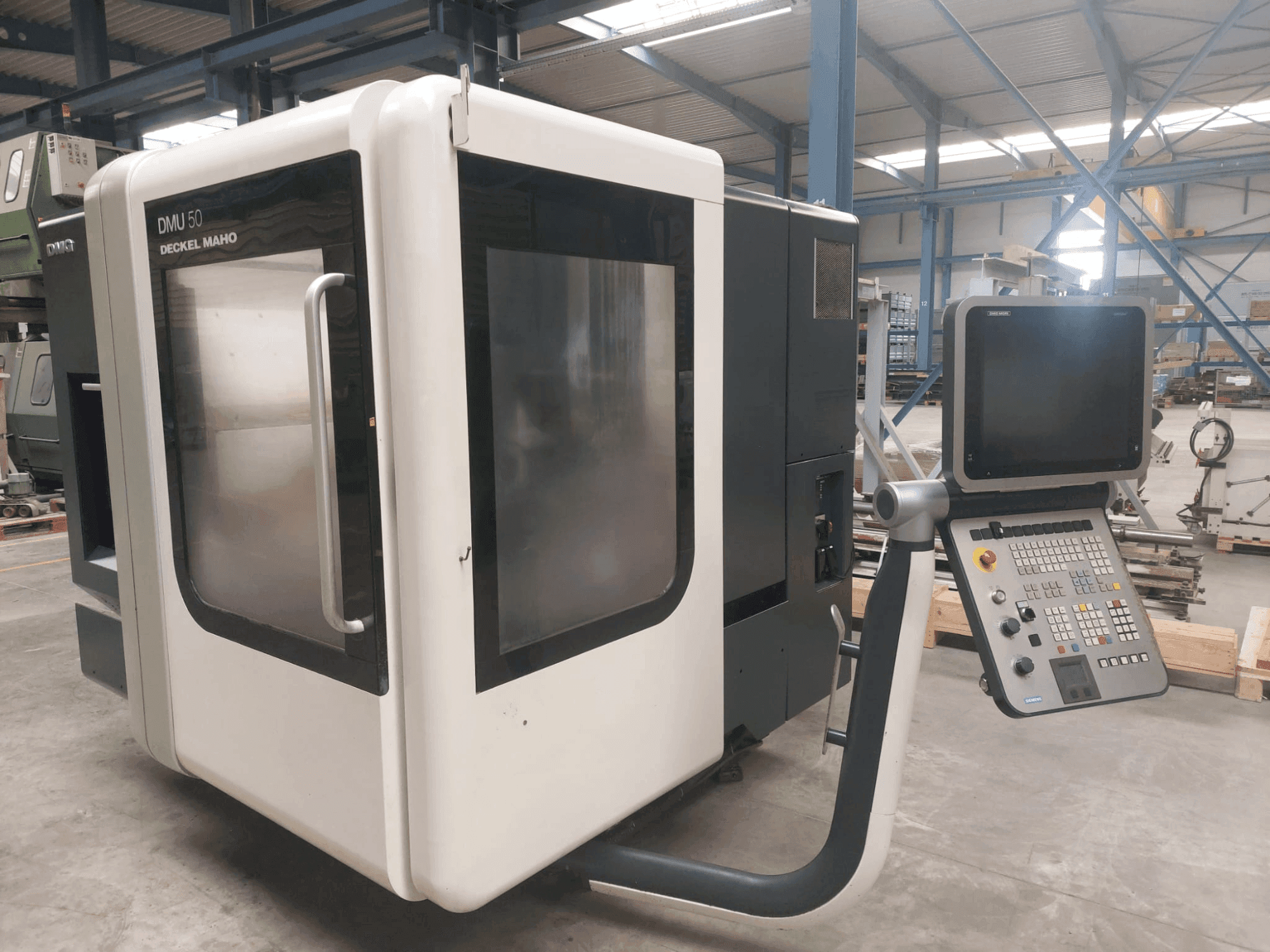 Vooraanzicht  van DMG DECKEL MAHO DMU 50  machine