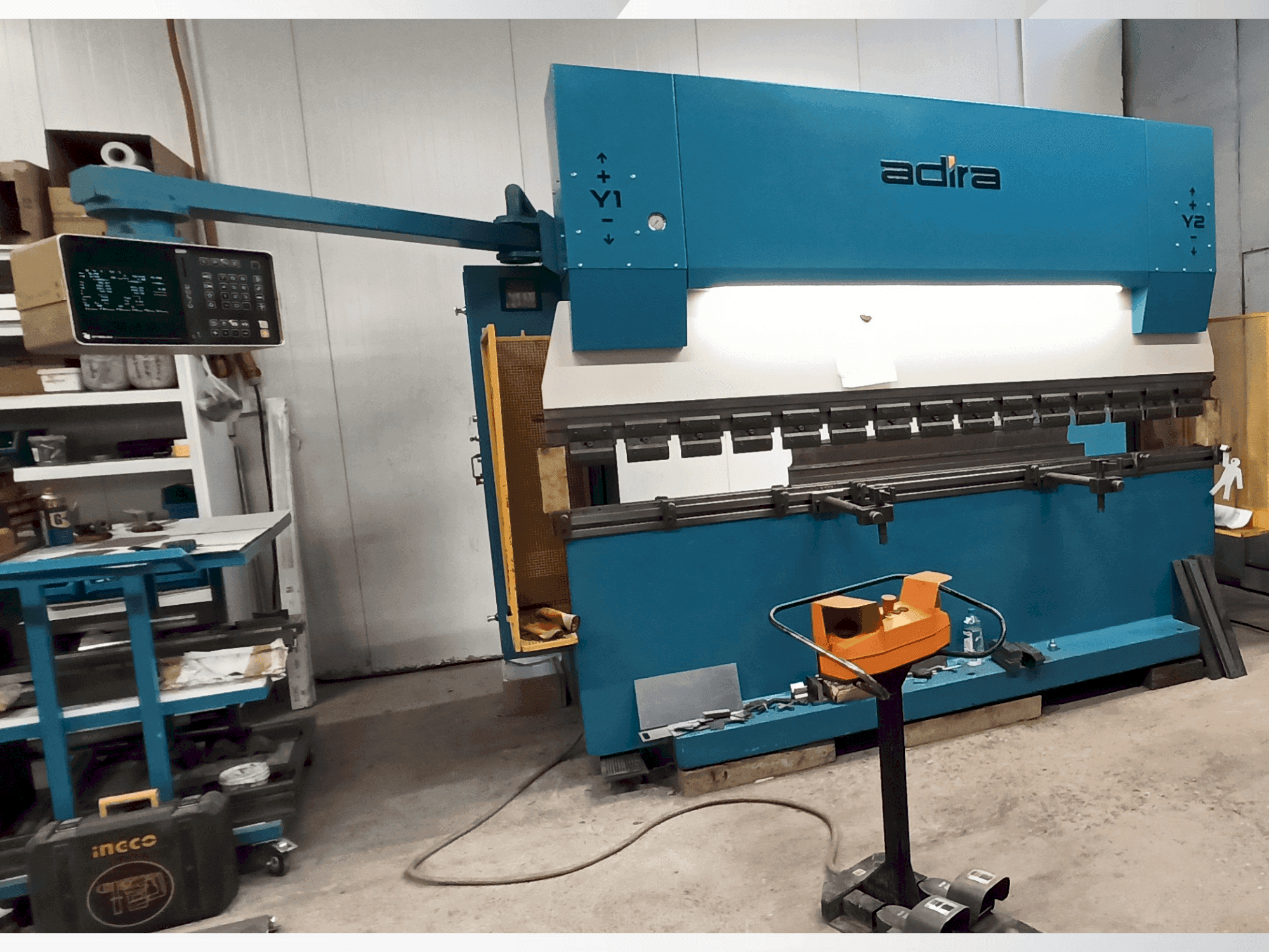 Vooraanzicht  van ADIRA QIH-11030 DNC CR  machine