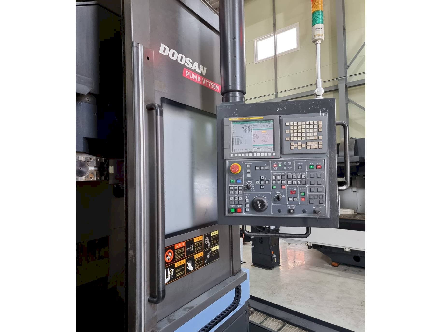 Linkerzijdeaanzicht  van Doosan Puma VT750M  machine