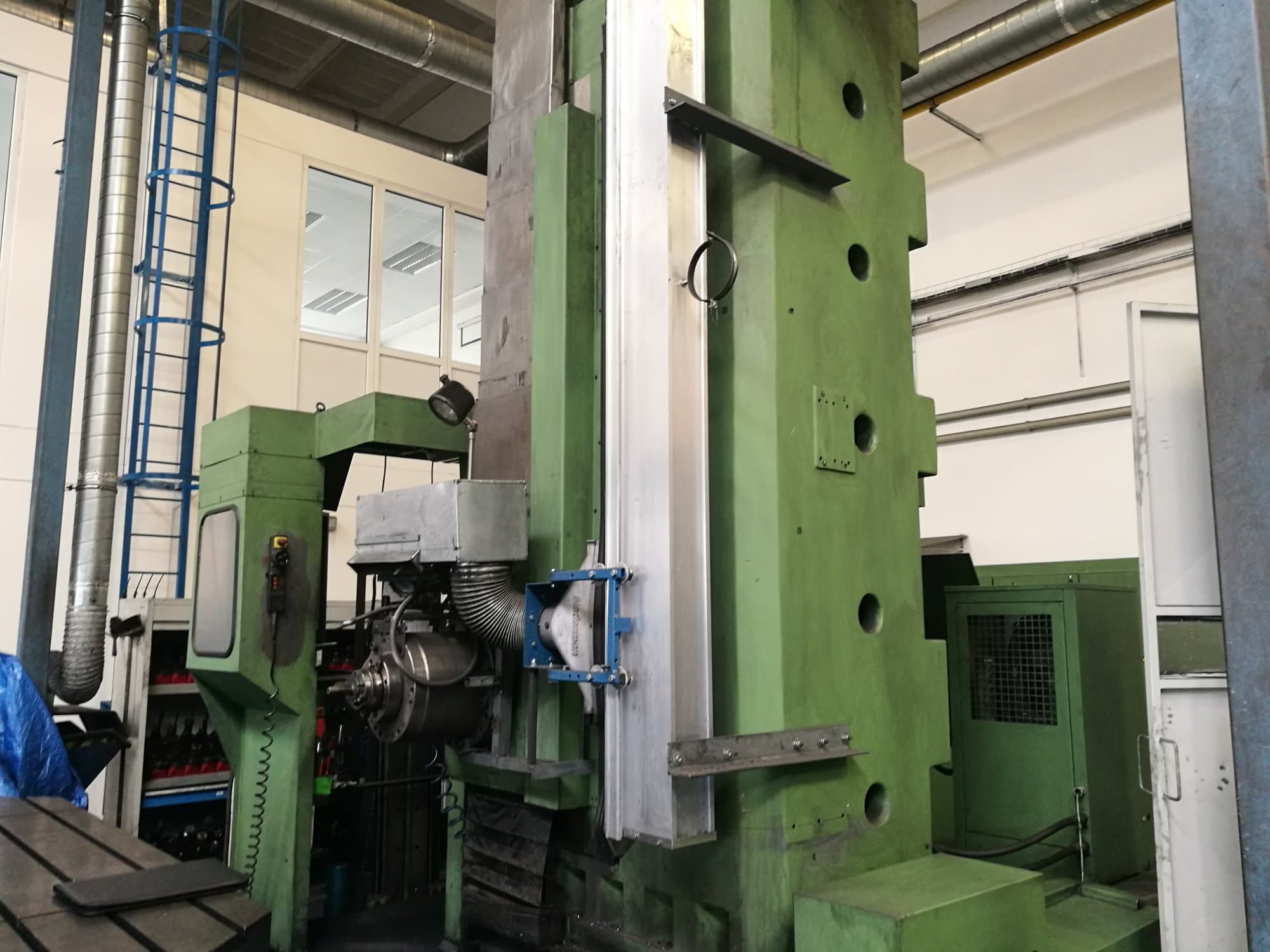 Vooraanzicht van TOS WHN 130 machine