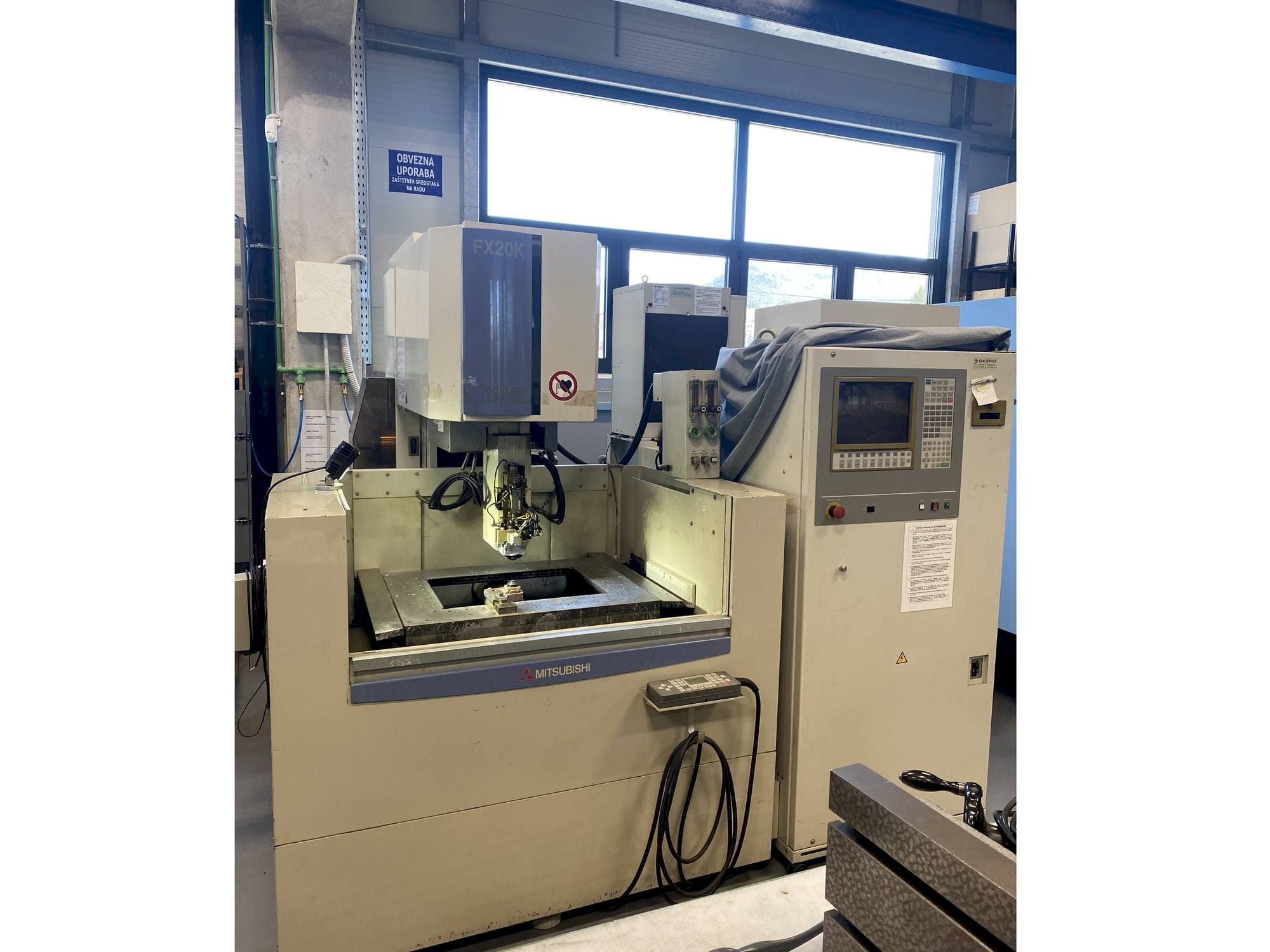 Vooraanzicht  van Mitsubishi FX20K  machine