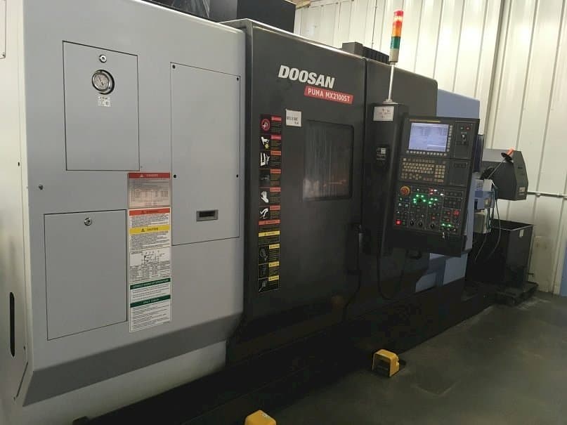Vooraanzicht  van Doosan Puma MX 2100 ST  machine