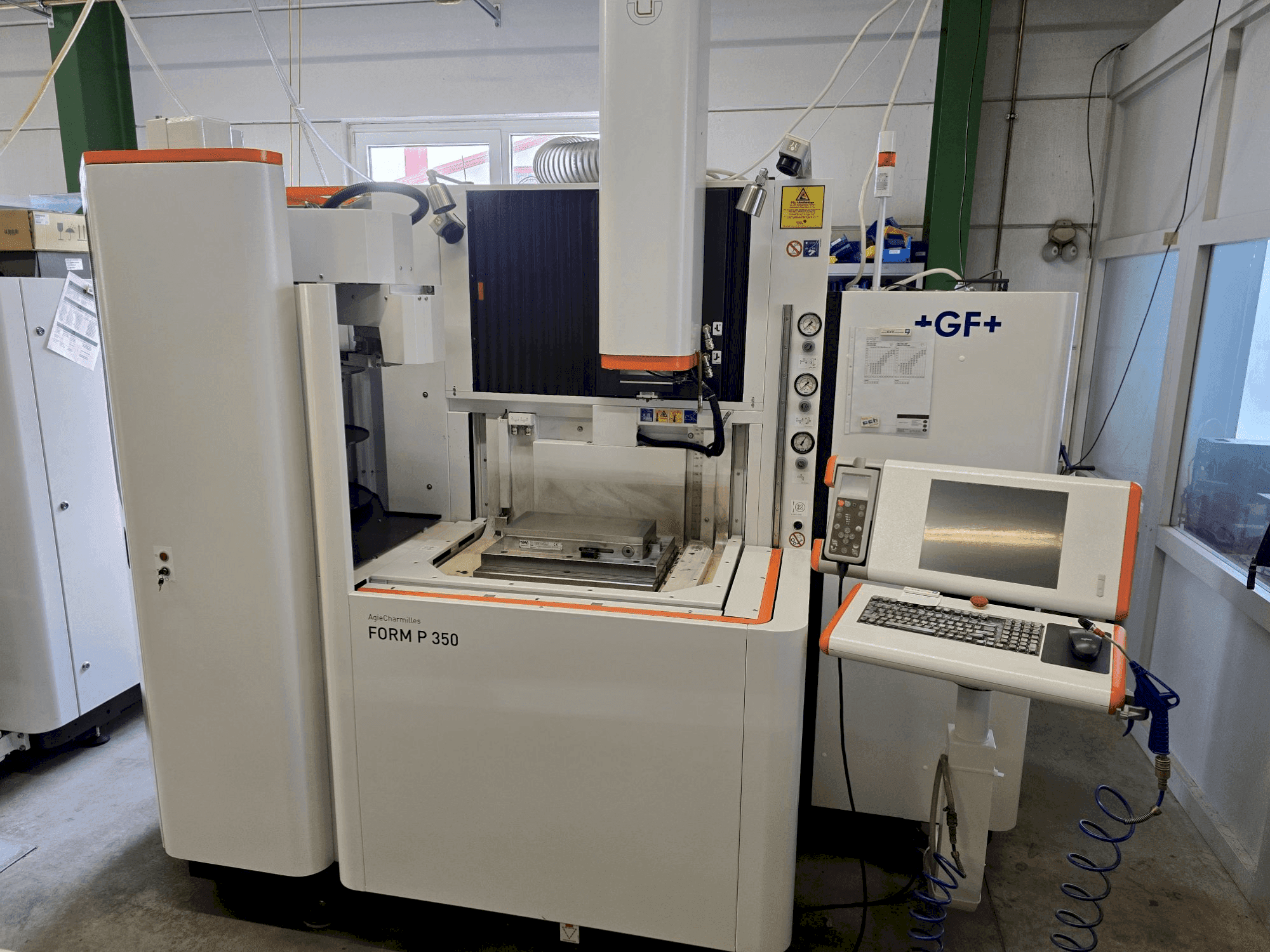 Vooraanzicht  van AgieCharmilles FORM P 350  machine