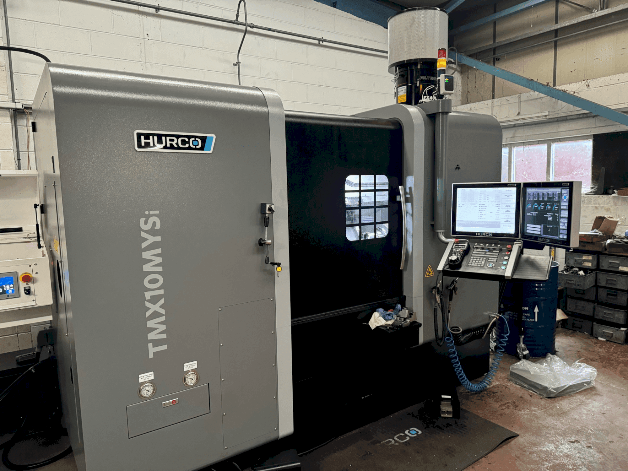 Vooraanzicht  van Hurco TMX10-MYSi  machine