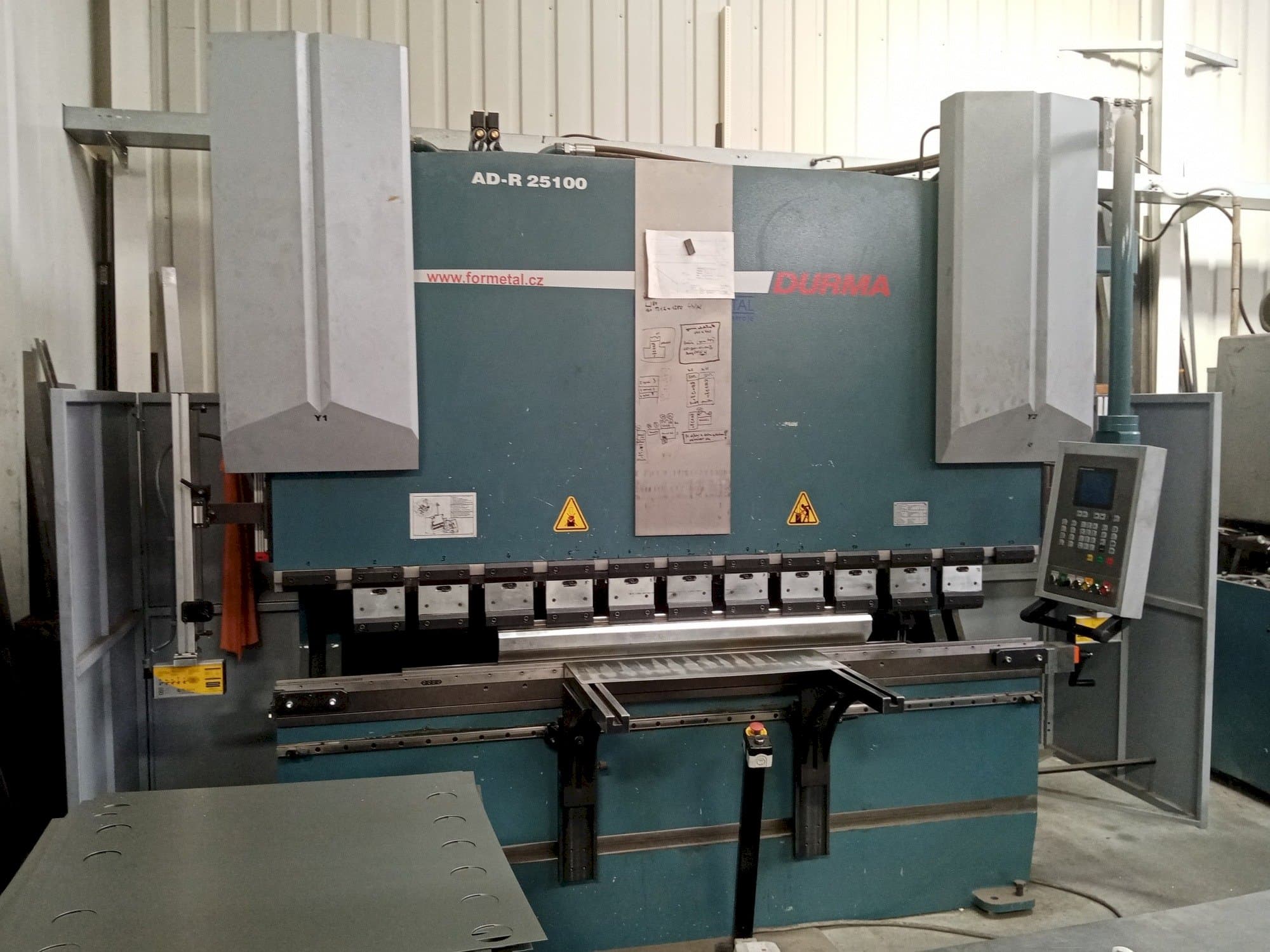 Vooraanzicht  van Durma AD-R 25100  machine