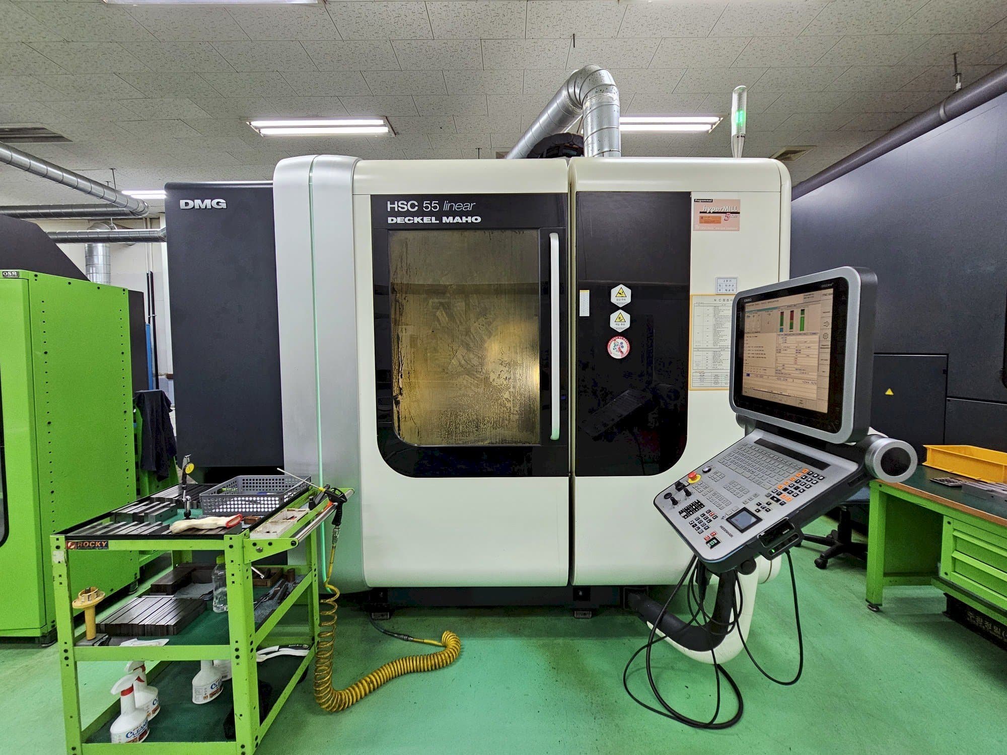 Vooraanzicht  van DECKEL MAHO HSC 55 linear  machine