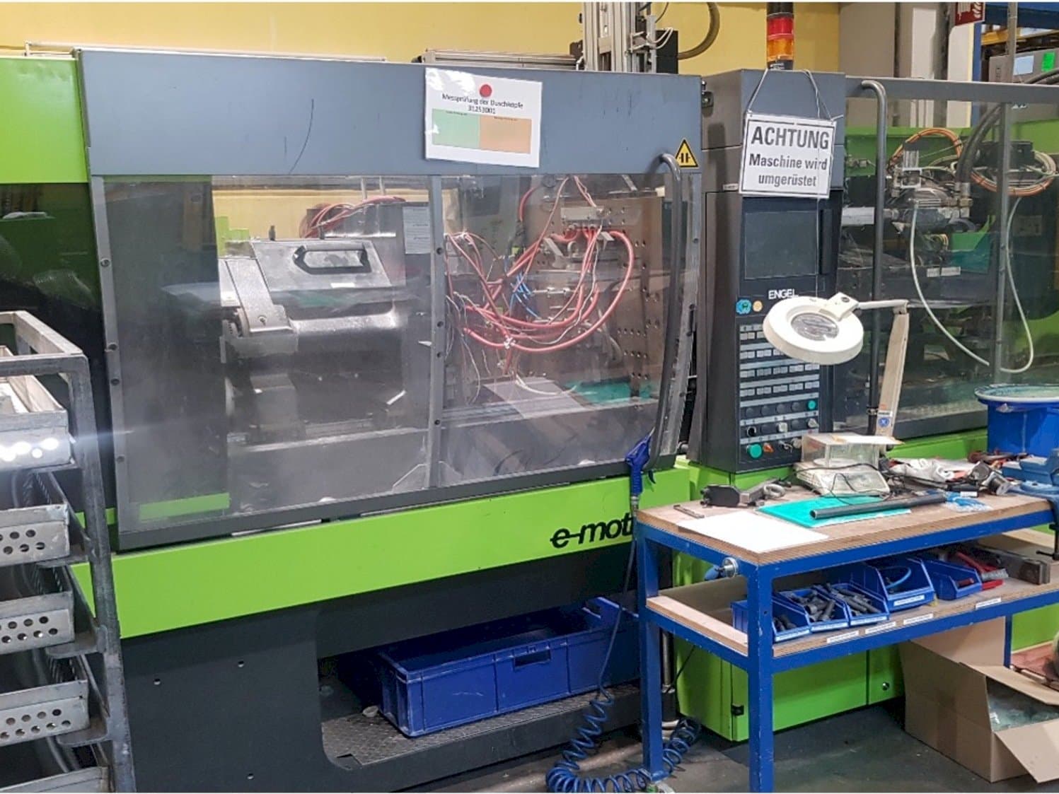 Vooraanzicht  van ENGEL e-motion 200/100  machine