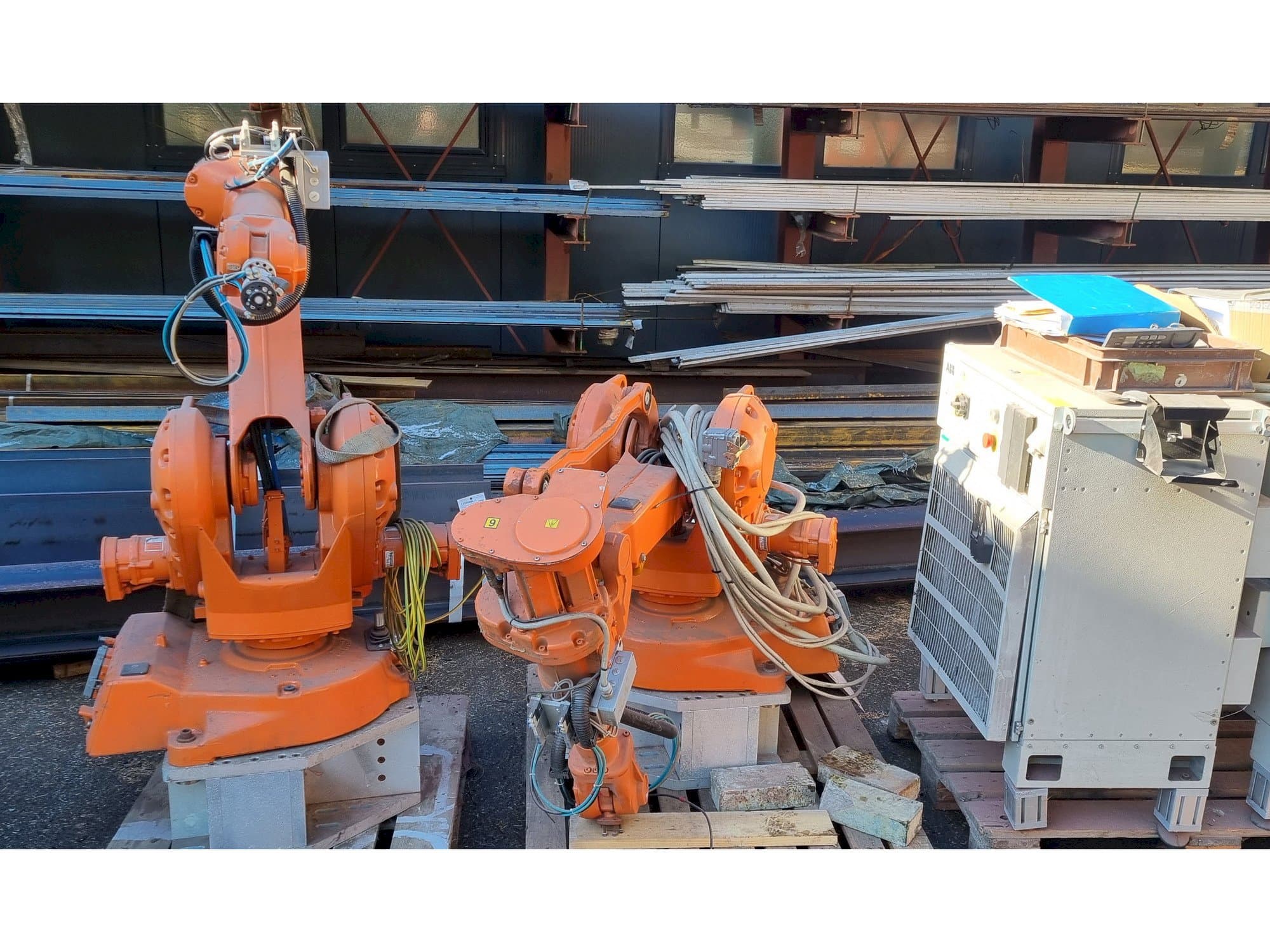 Vooraanzicht  van ABB IRB2400 M2000  machine