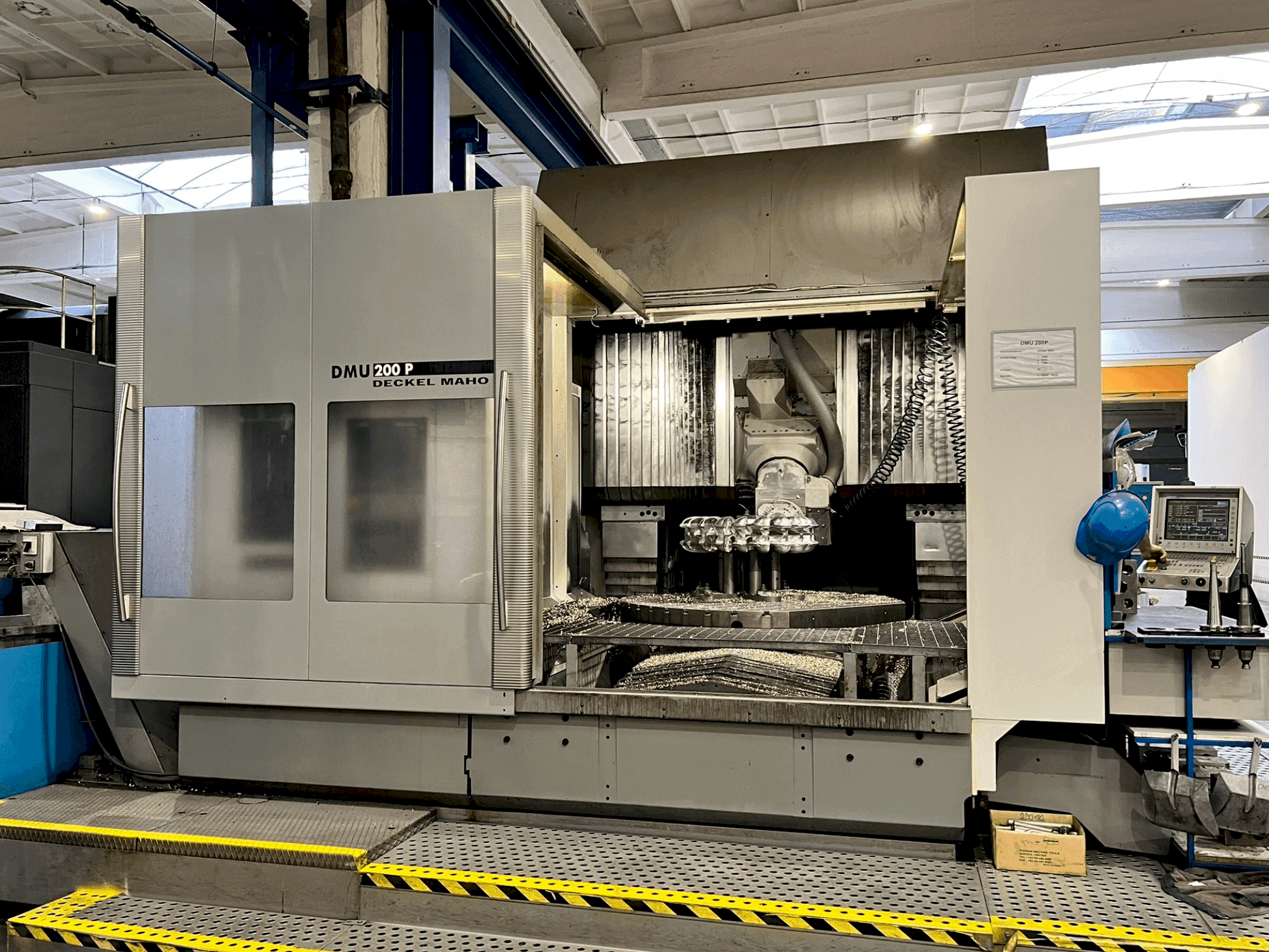 Vooraanzicht  van DECKEL MAHO DMU 200P  machine