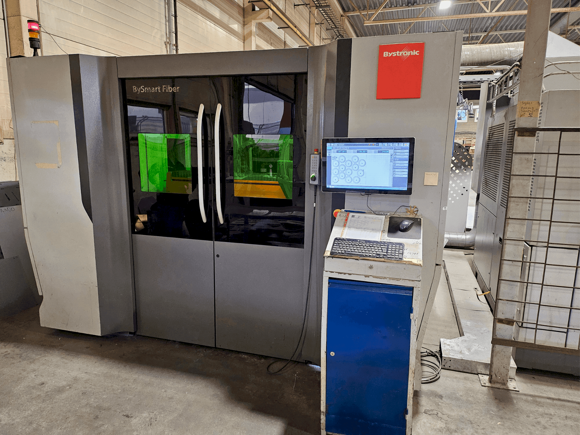 Vooraanzicht  van Bystronic BySmart Fiber 3015 6KW  machine