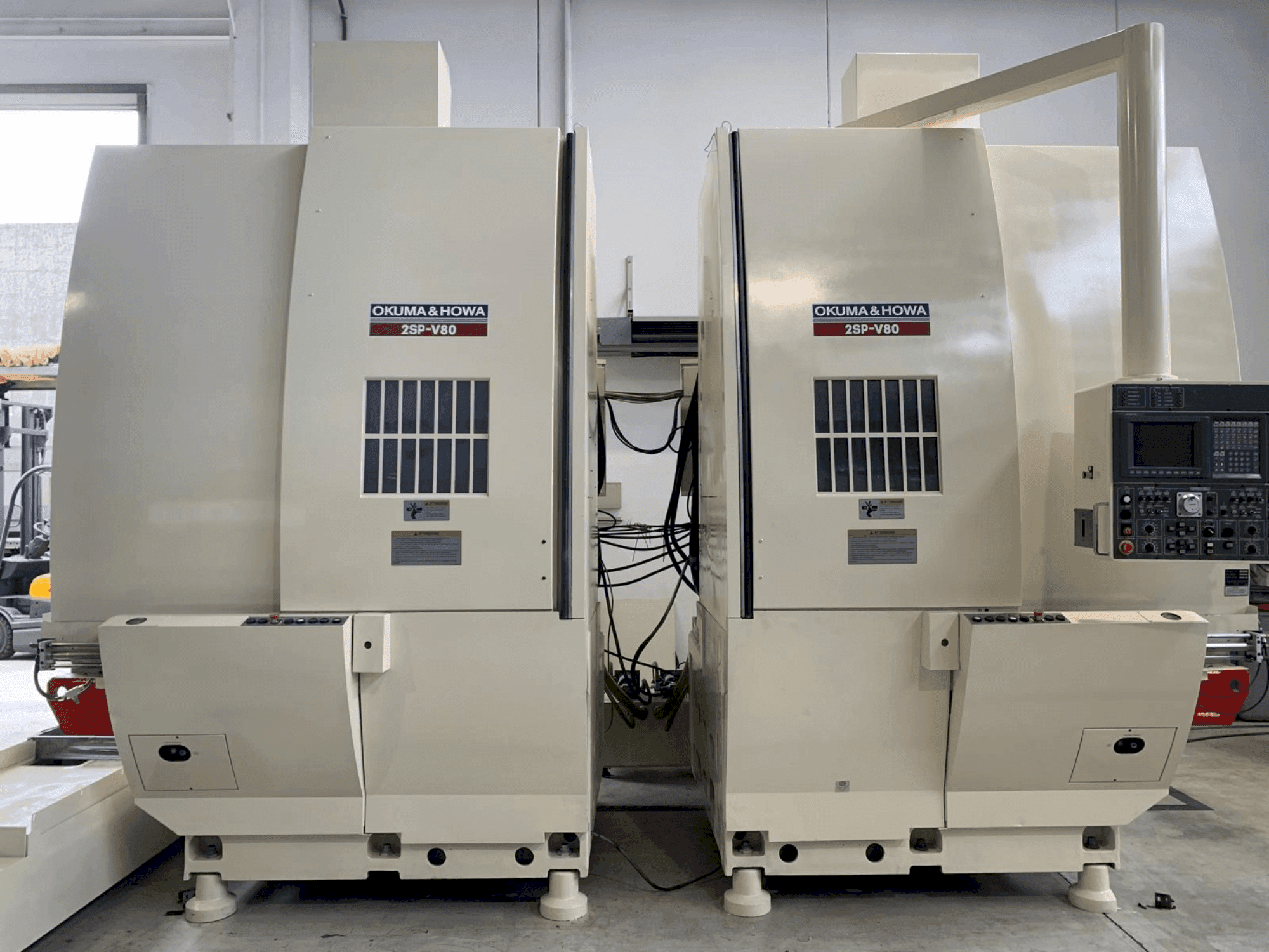 Vooraanzicht  van Okuma 2SP-V80  machine