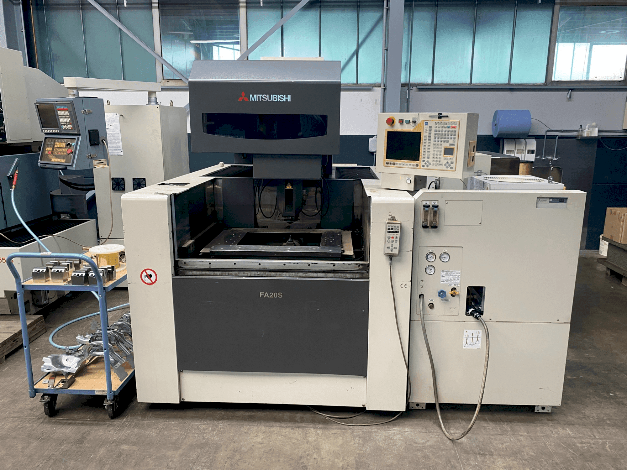 Vooraanzicht  van Mitsubishi FA 20 SM  machine