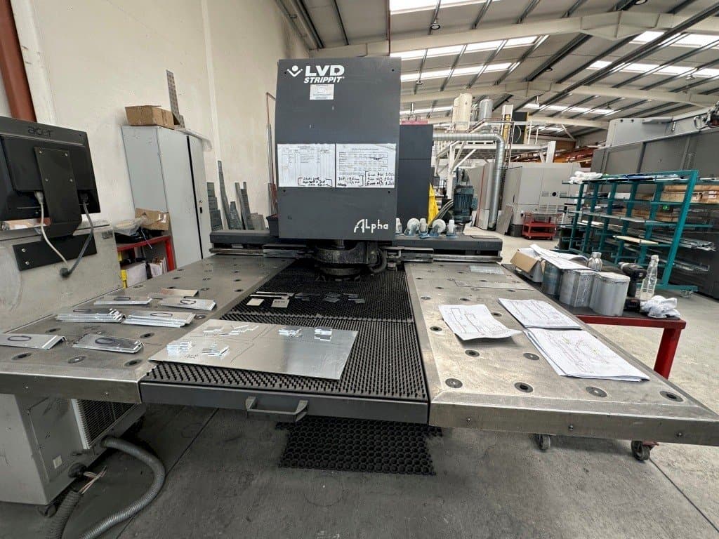 Vooraanzicht  van LVD Alpha 1212TK  machine