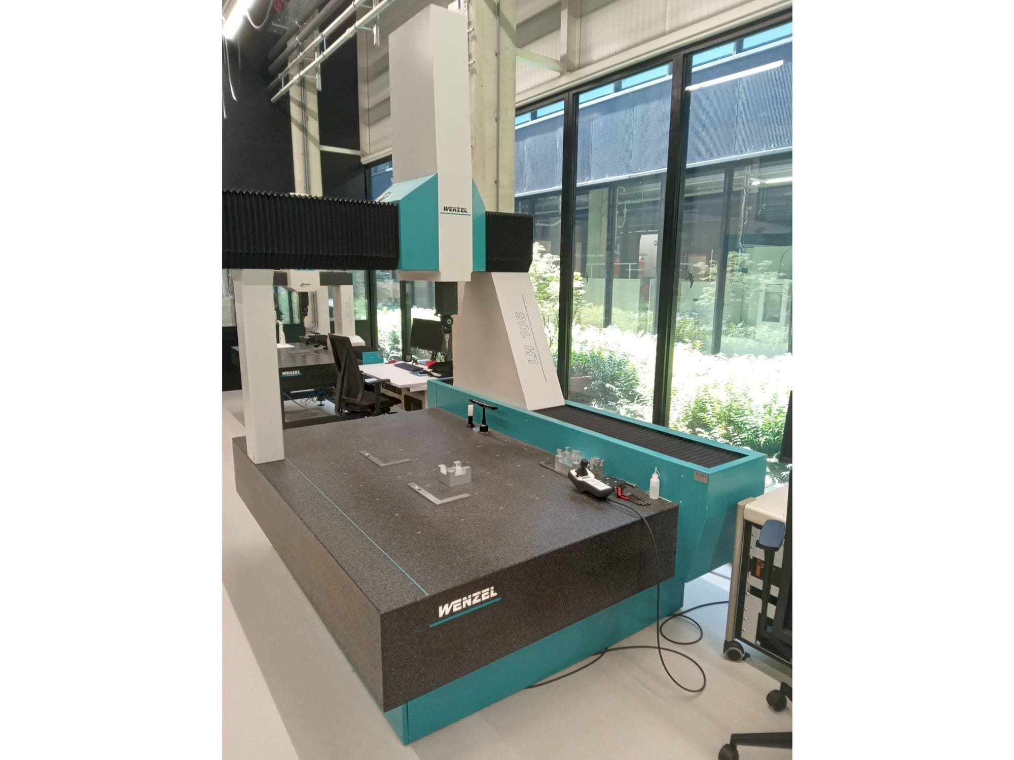 Vooraanzicht  van Wenzel LH-108  machine