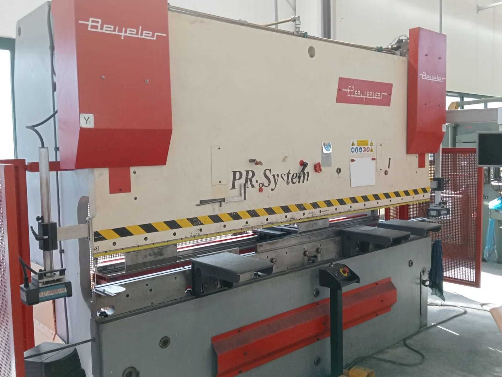Linkerzijdeaanzicht  van BEYELER PR6 1500 KN X 3000 MM  machine