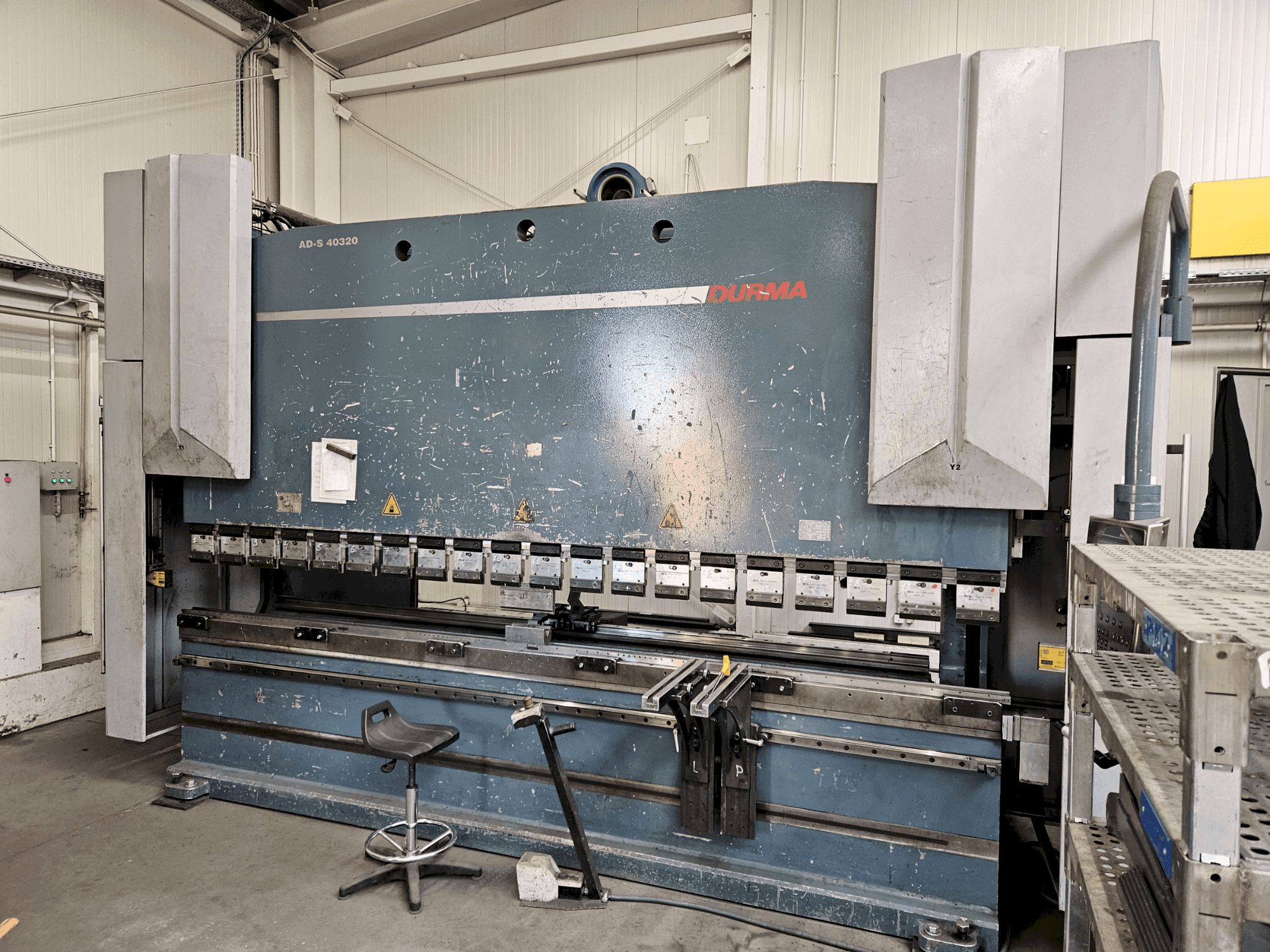 Vooraanzicht  van Durma AD-S 40320 (2012)  machine