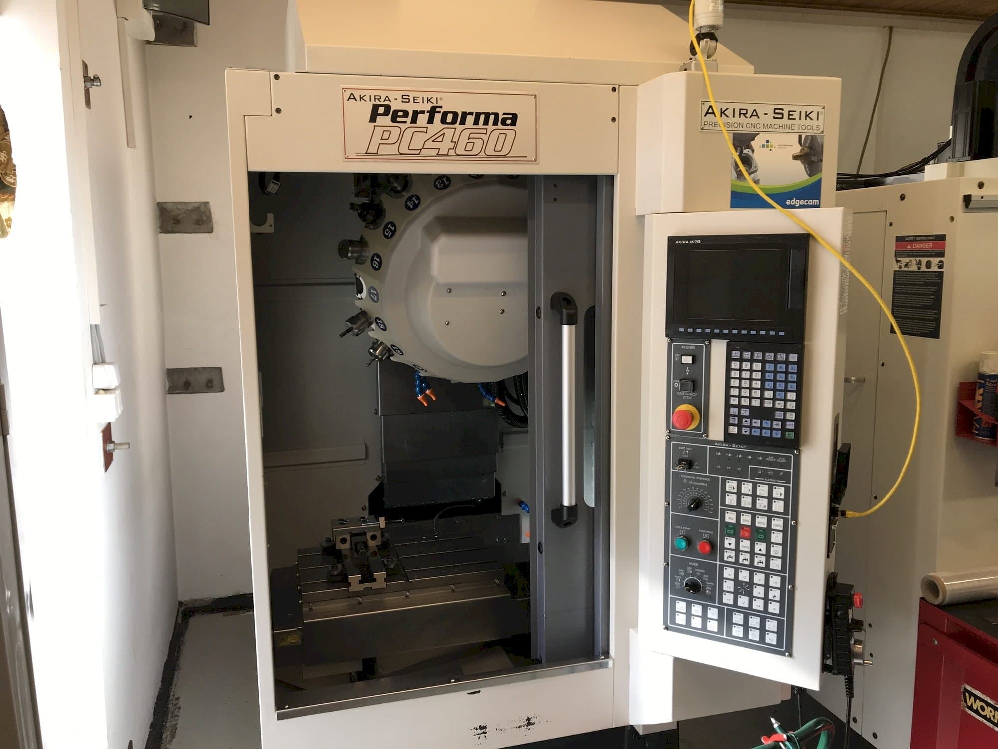 Vooraanzicht  van Akira Seiki PC 460  machine