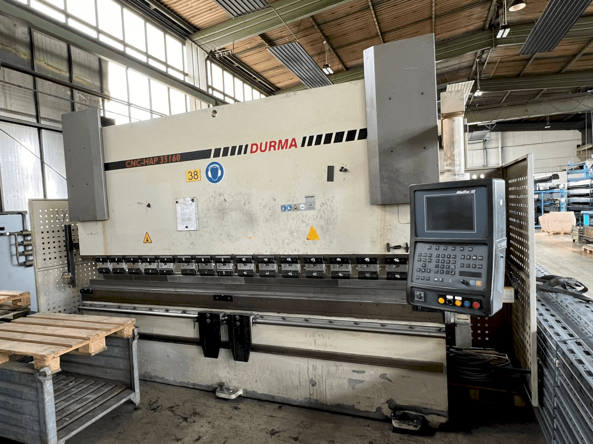 Vooraanzicht  van Durma CNC HAP 35160  machine