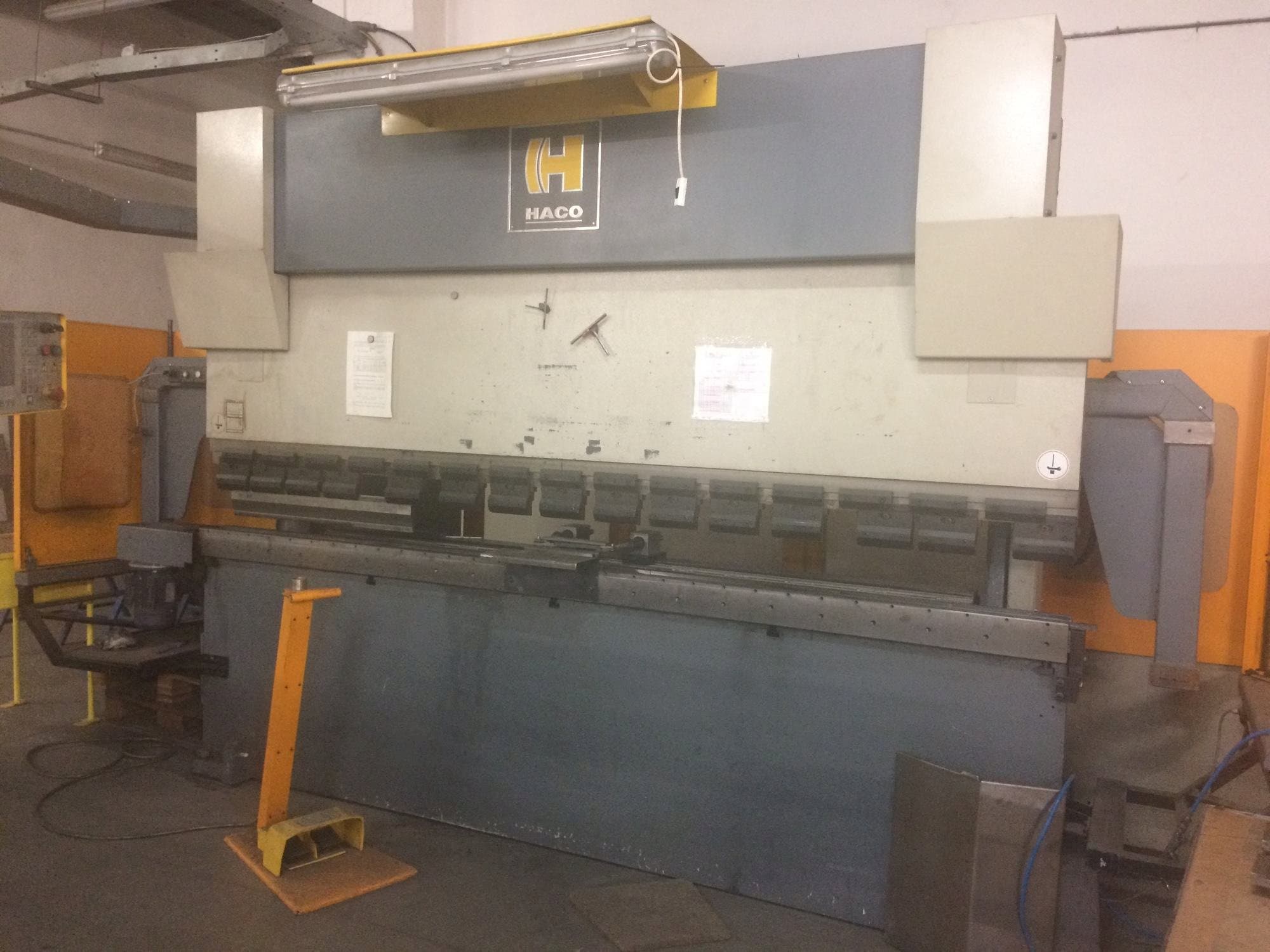 Vooraanzicht  van HACO EMR 30150  machine