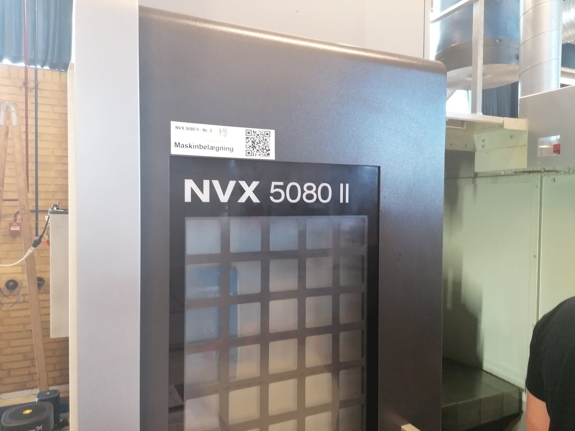 Links zicht  van DMG MORI NVX 5080II  machine