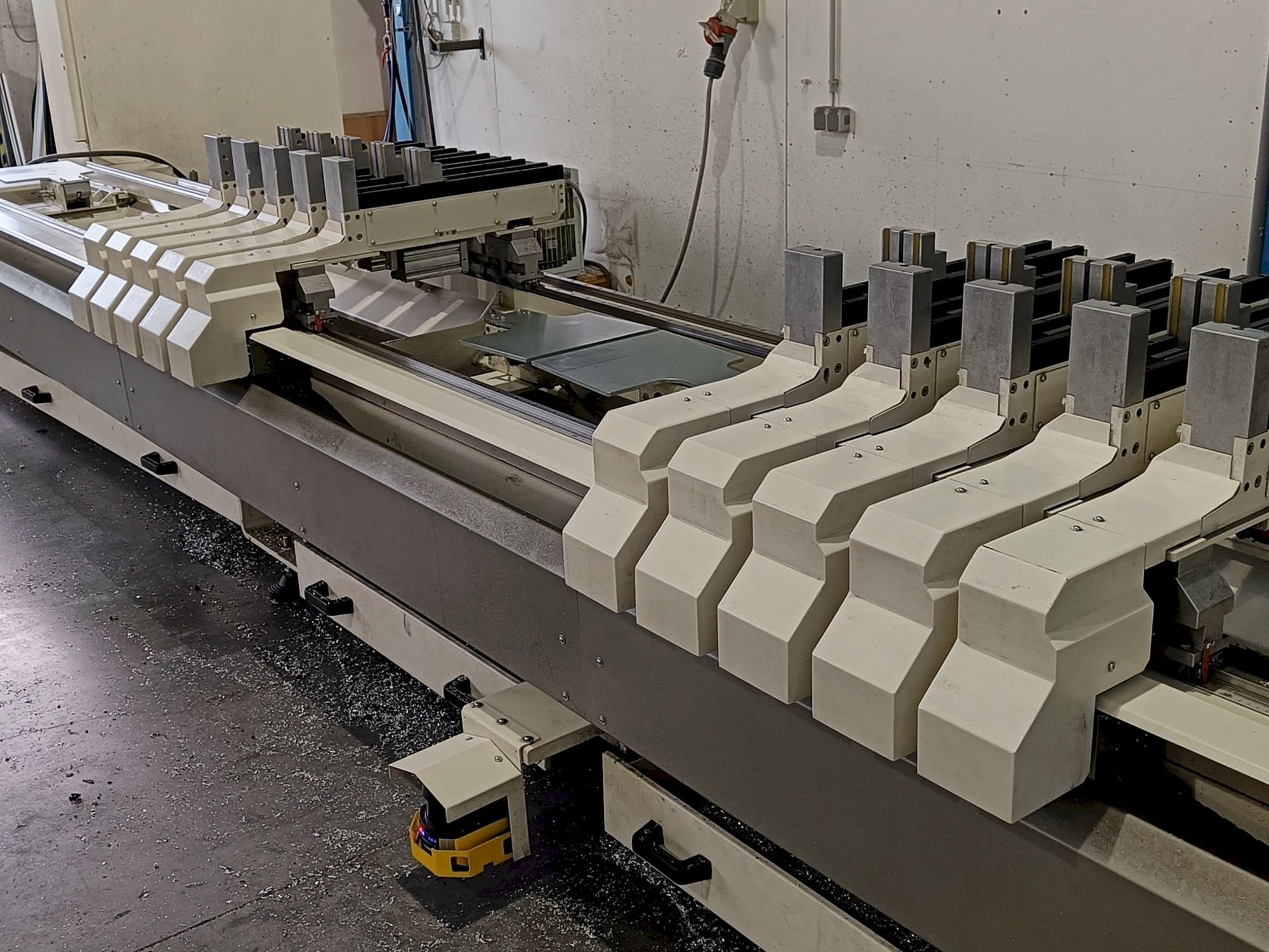 Vooraanzicht  van MECAL MC 304 Ariel 5 MDT  machine